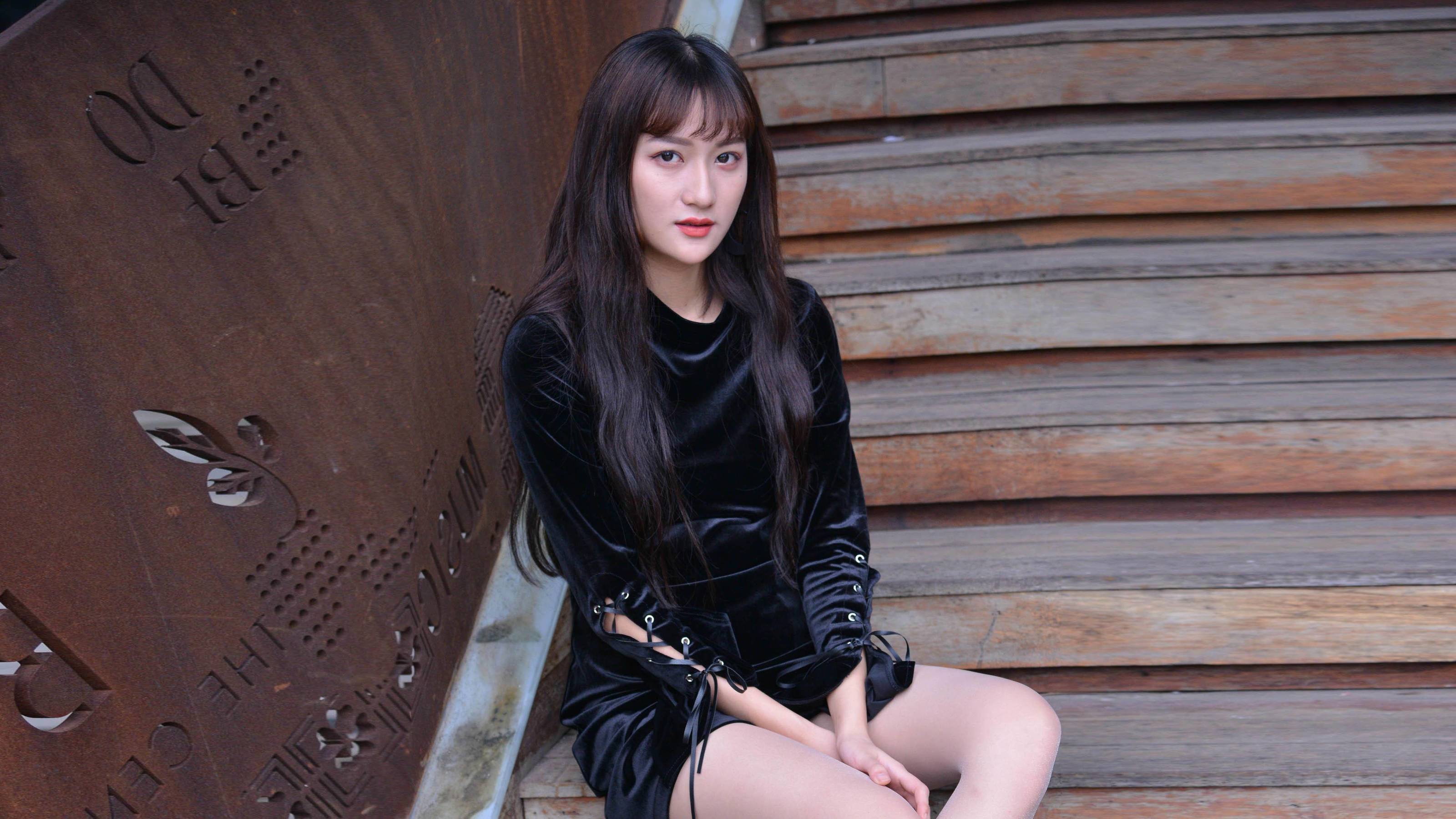 模特：潇潇《楼梯上的黑色绑带》-图0