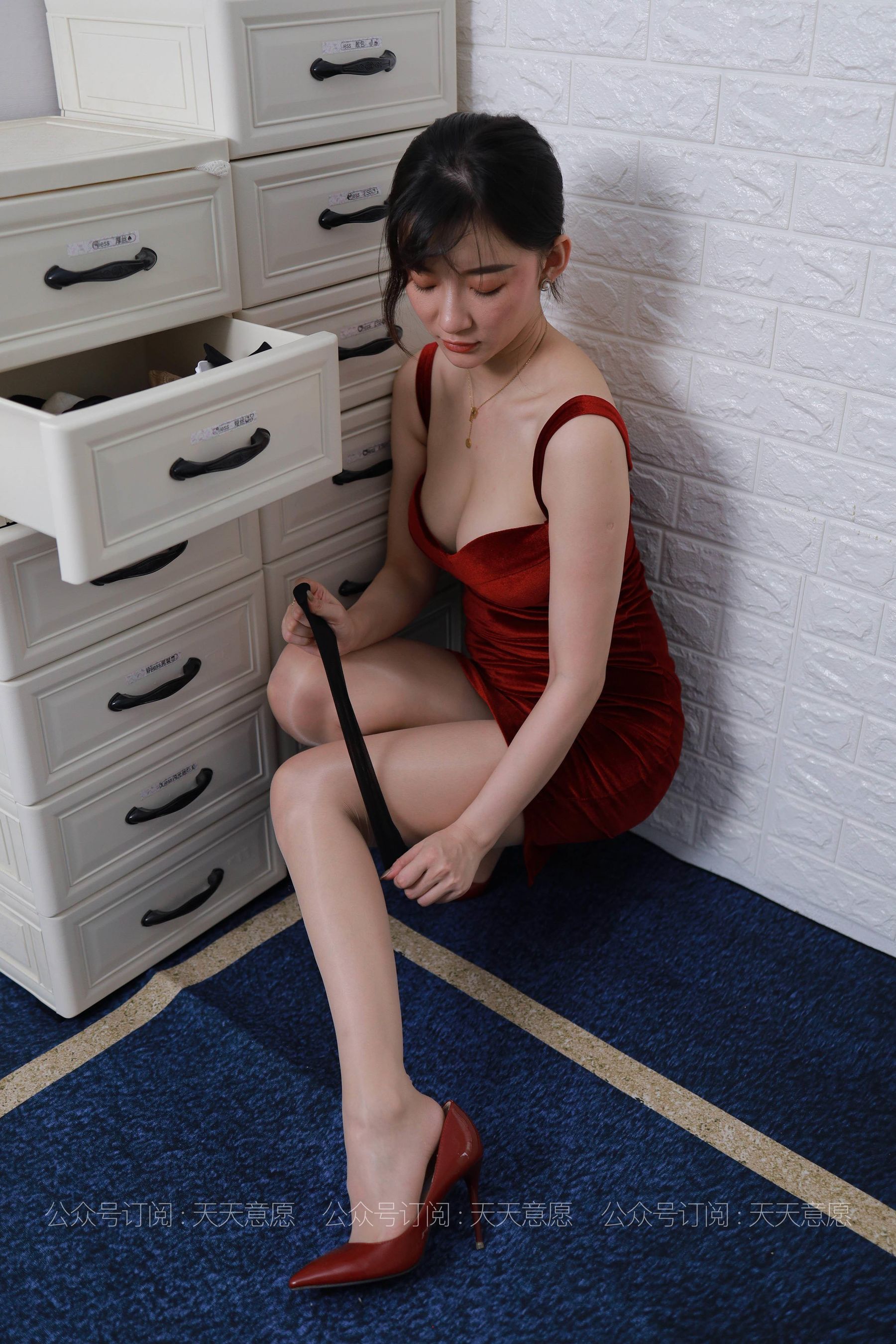 模特：秋秋《姓感红裙女神》-图10