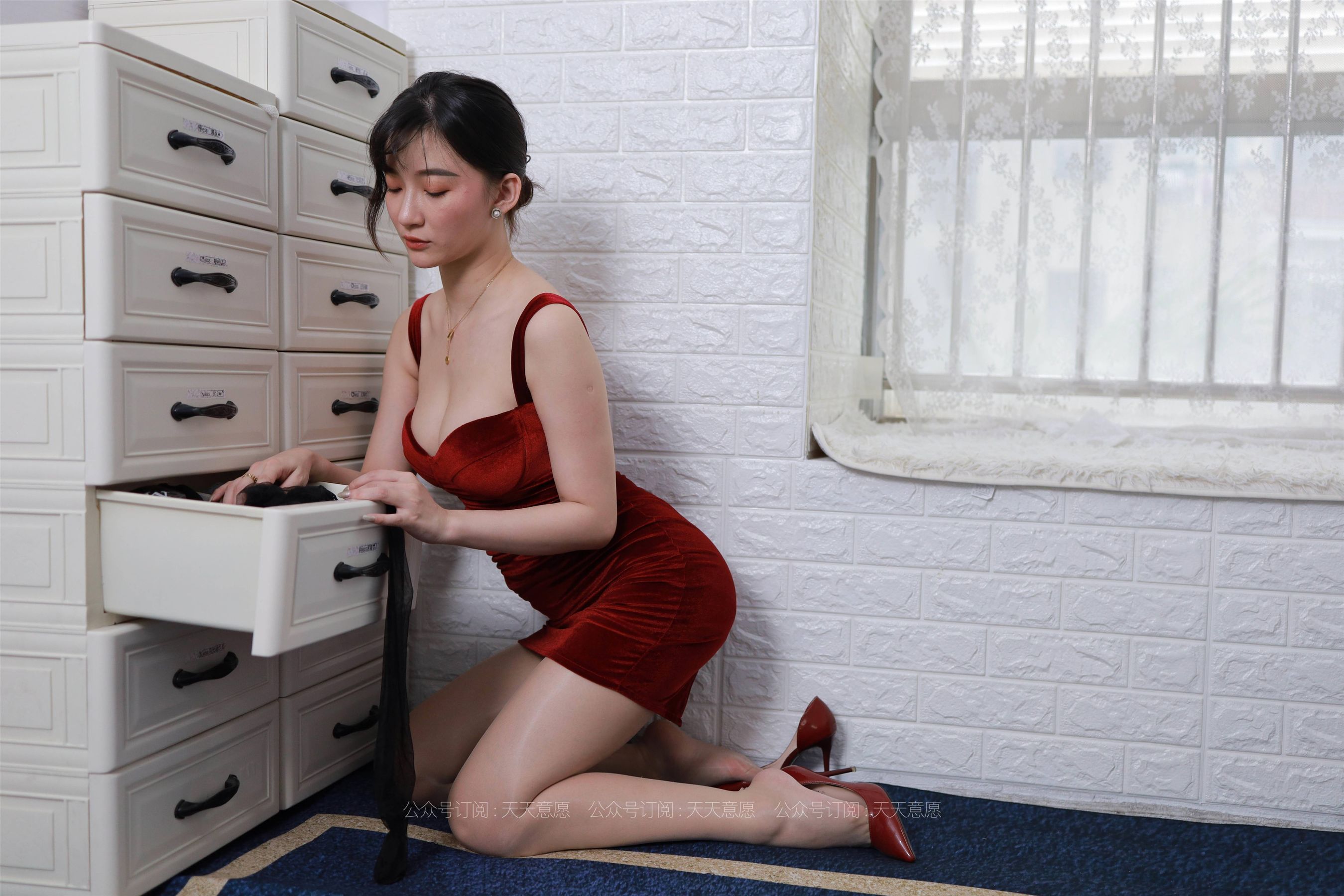 模特：秋秋《姓感红裙女神》-图12