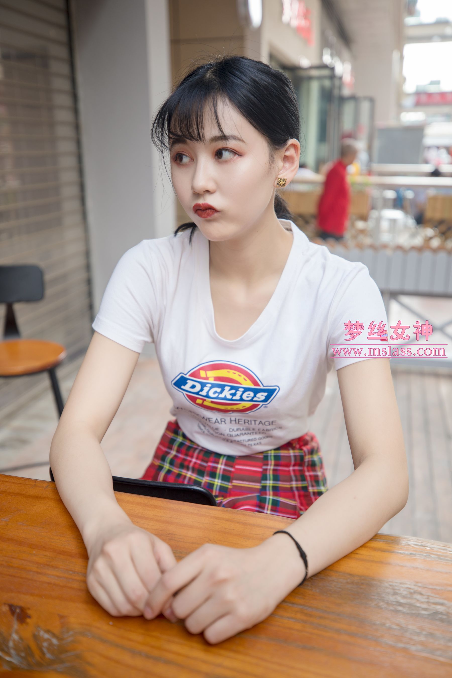 可岚 油光丝袜的少女-图13