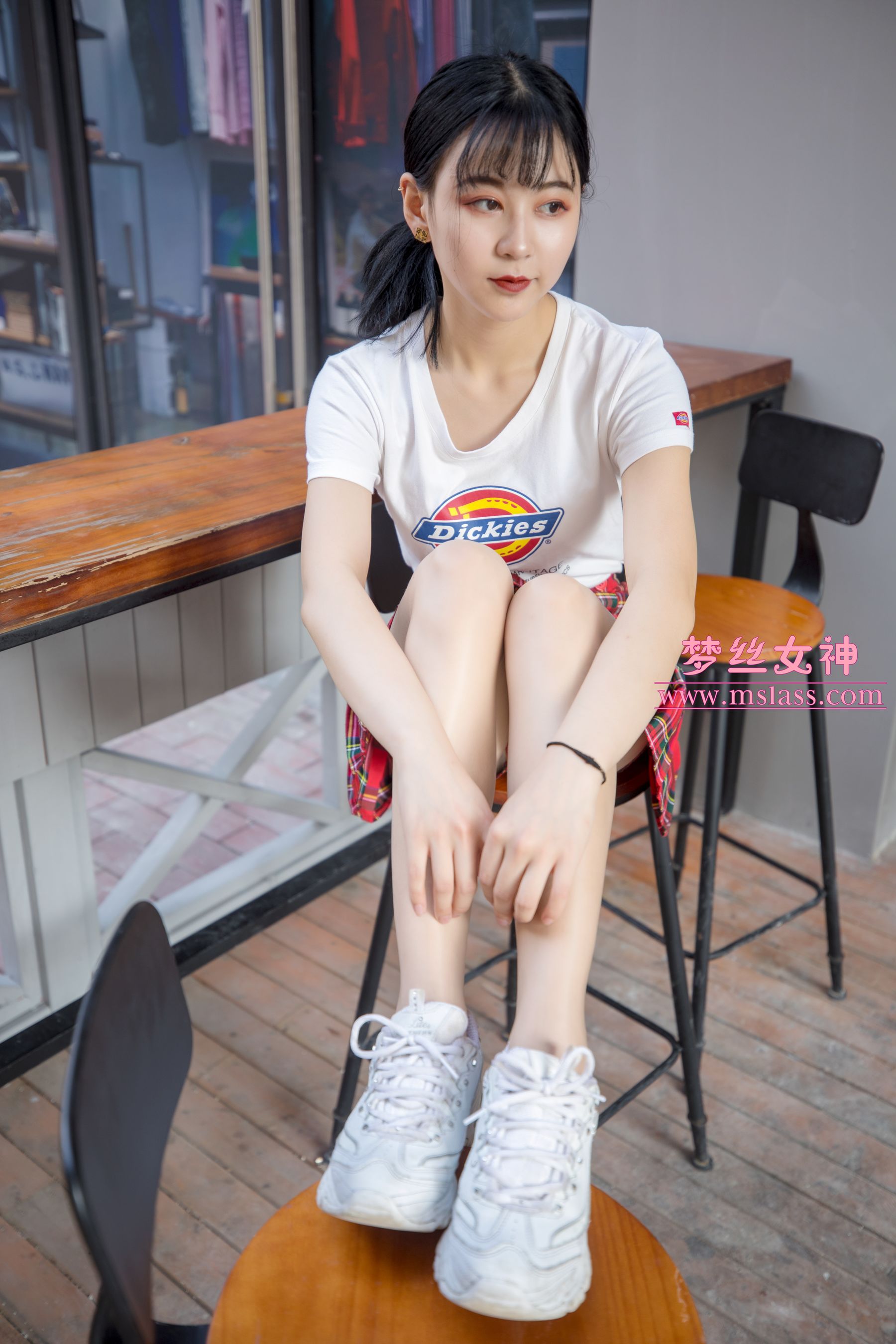 可岚 油光丝袜的少女-图23