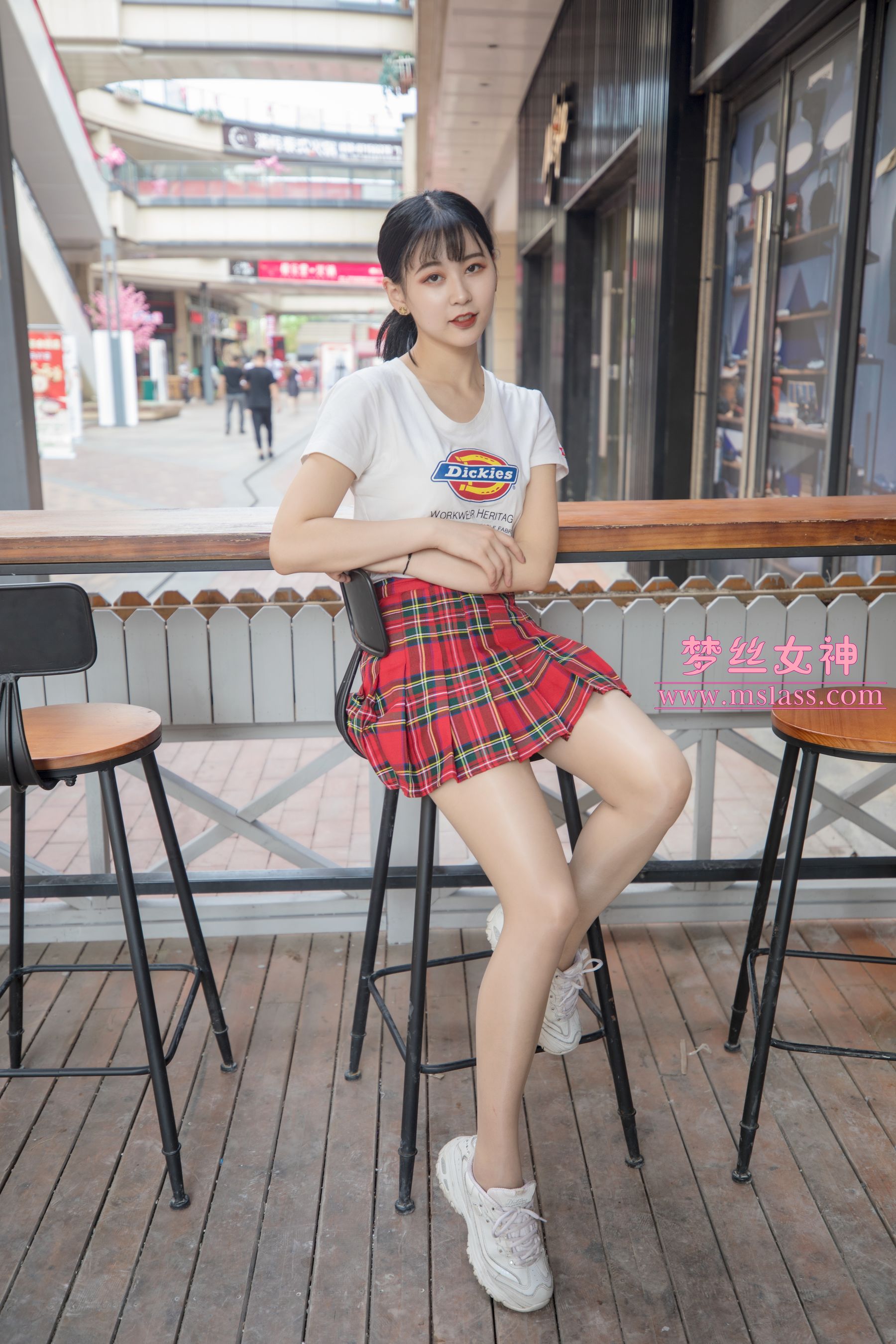 可岚 油光丝袜的少女-图3