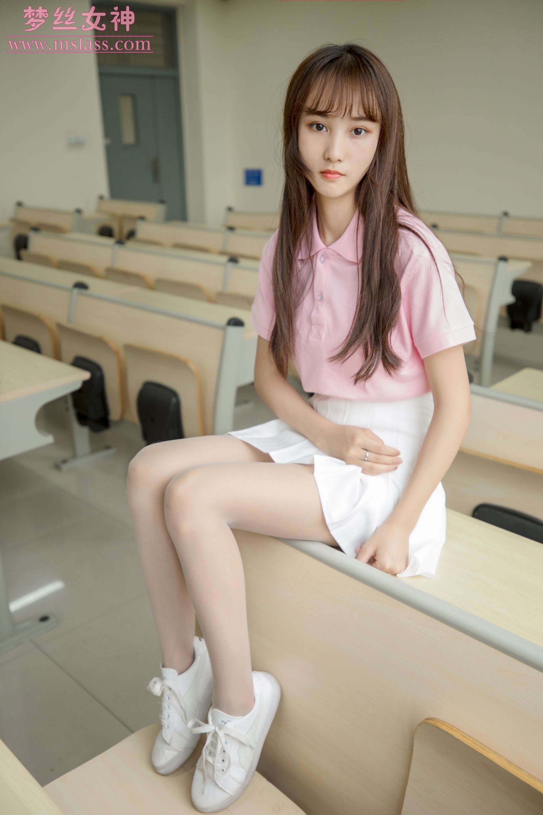 小兔 校园黑丝和白丝的可爱-图3