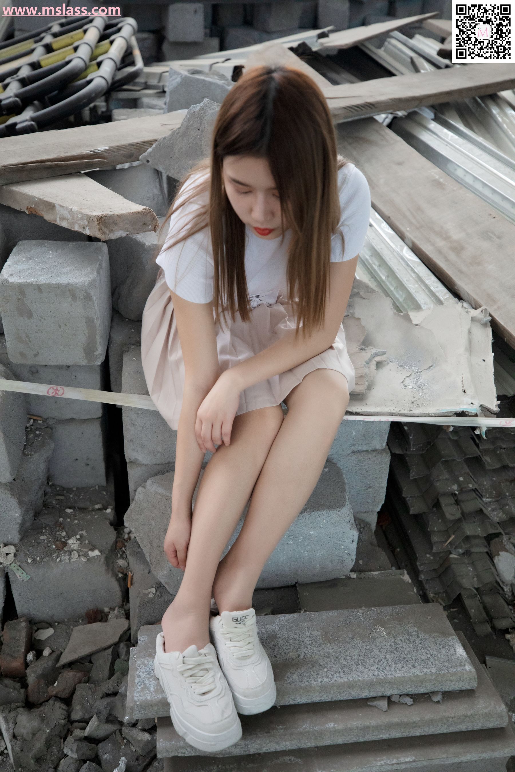 除夕 废墟的小白鞋-图35