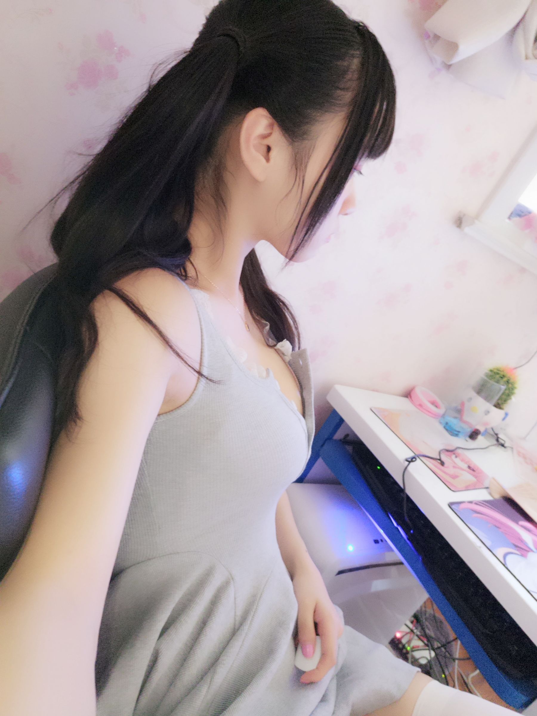 双马尾少女赛高酱作品 - 露脸灰色裙子-图0