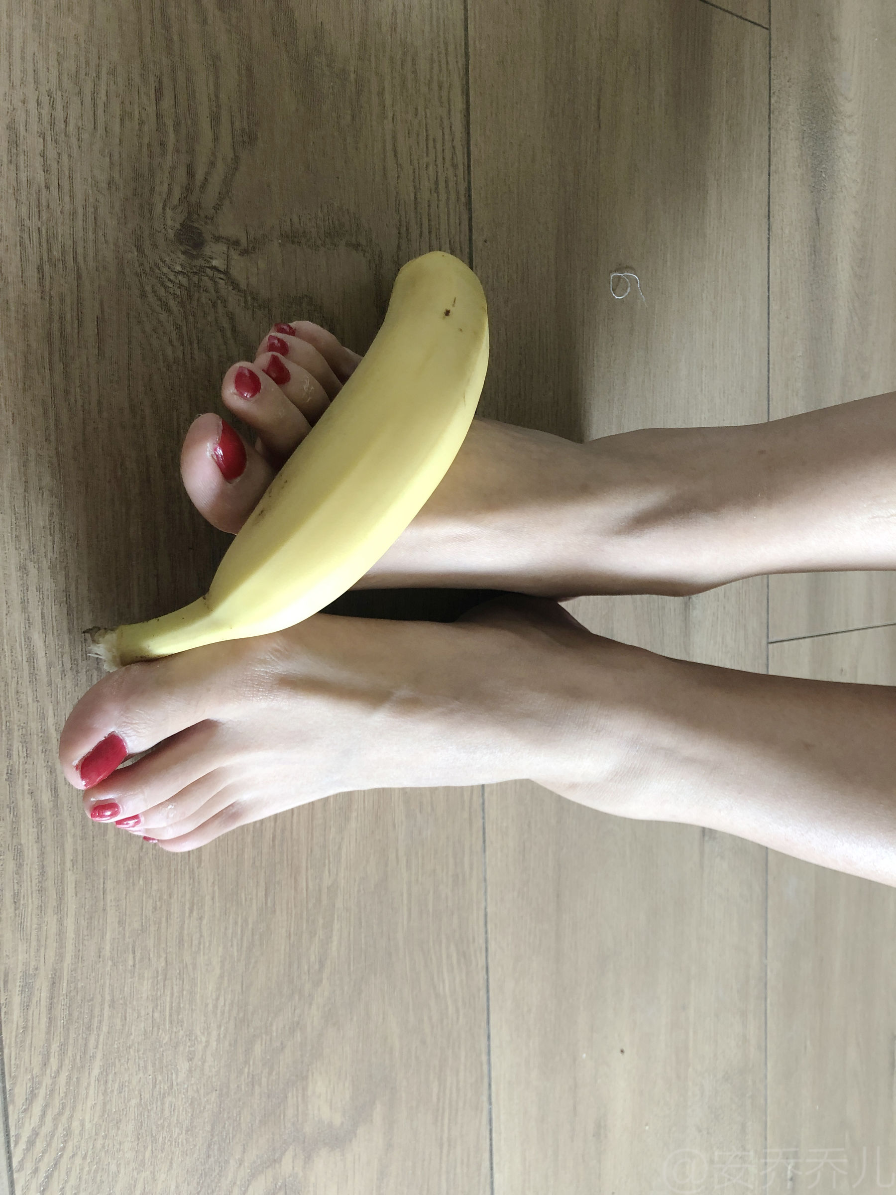 安乔乔儿(Nia乔乔) No.009 踩香蕉-图1