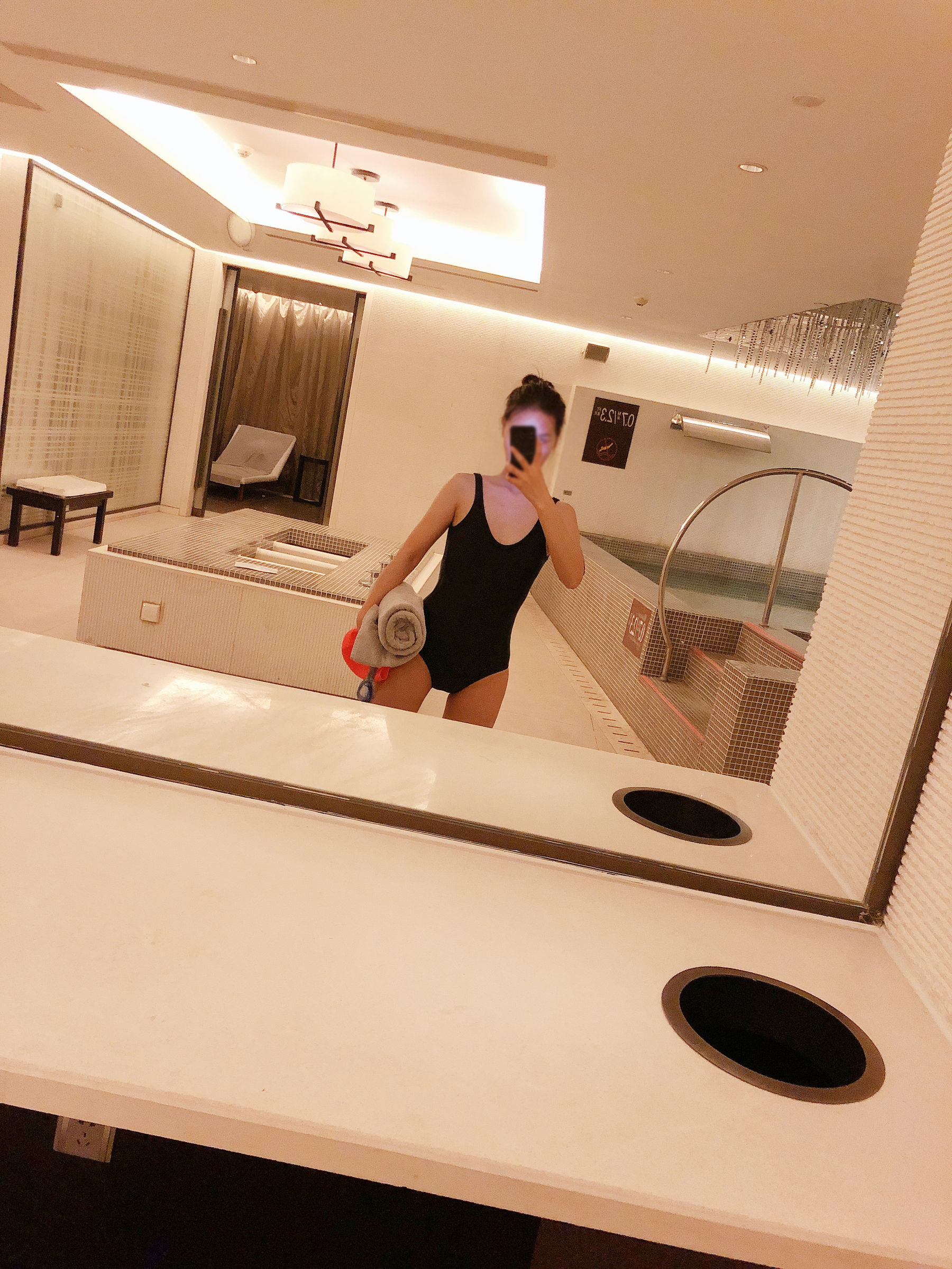 安乔乔儿(Nia乔乔) No.012 泳池裸足-图0