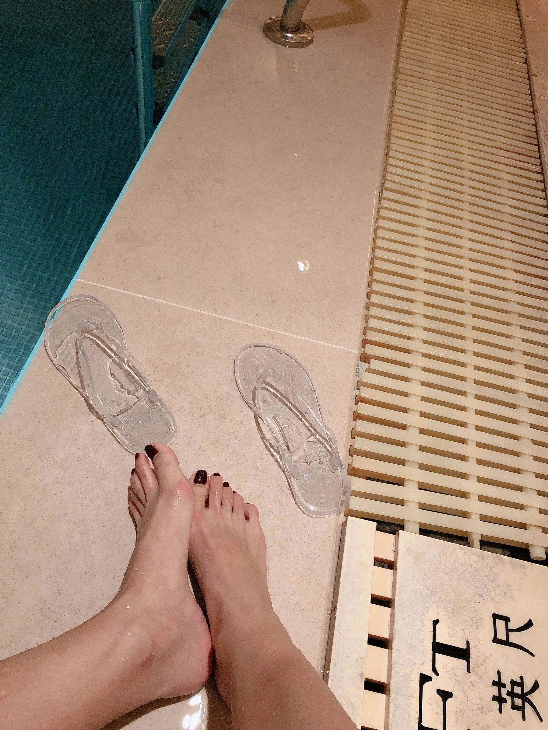 安乔乔儿(Nia乔乔) No.012 泳池裸足-图58