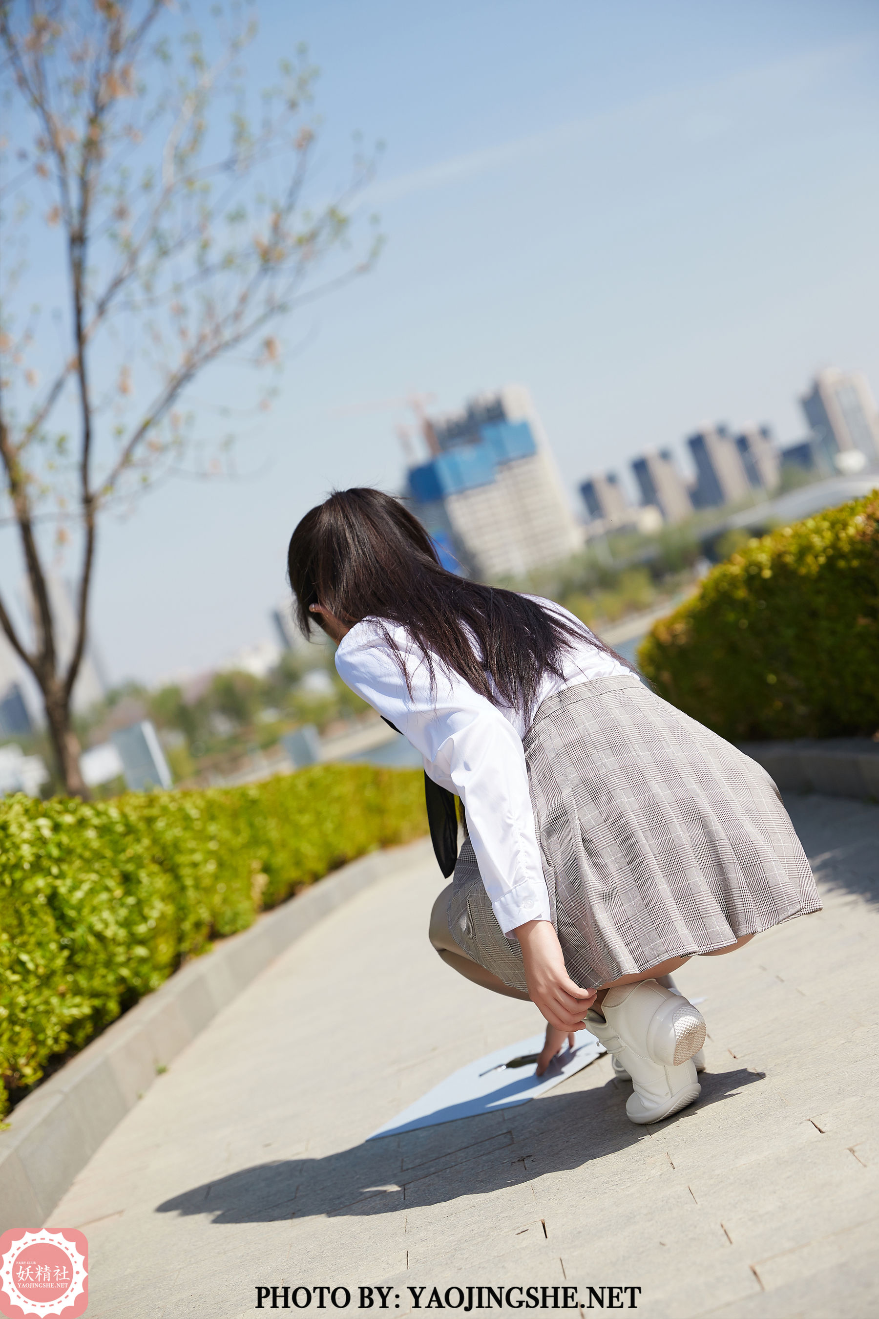 T2010 苏伟 河边学生装-图1