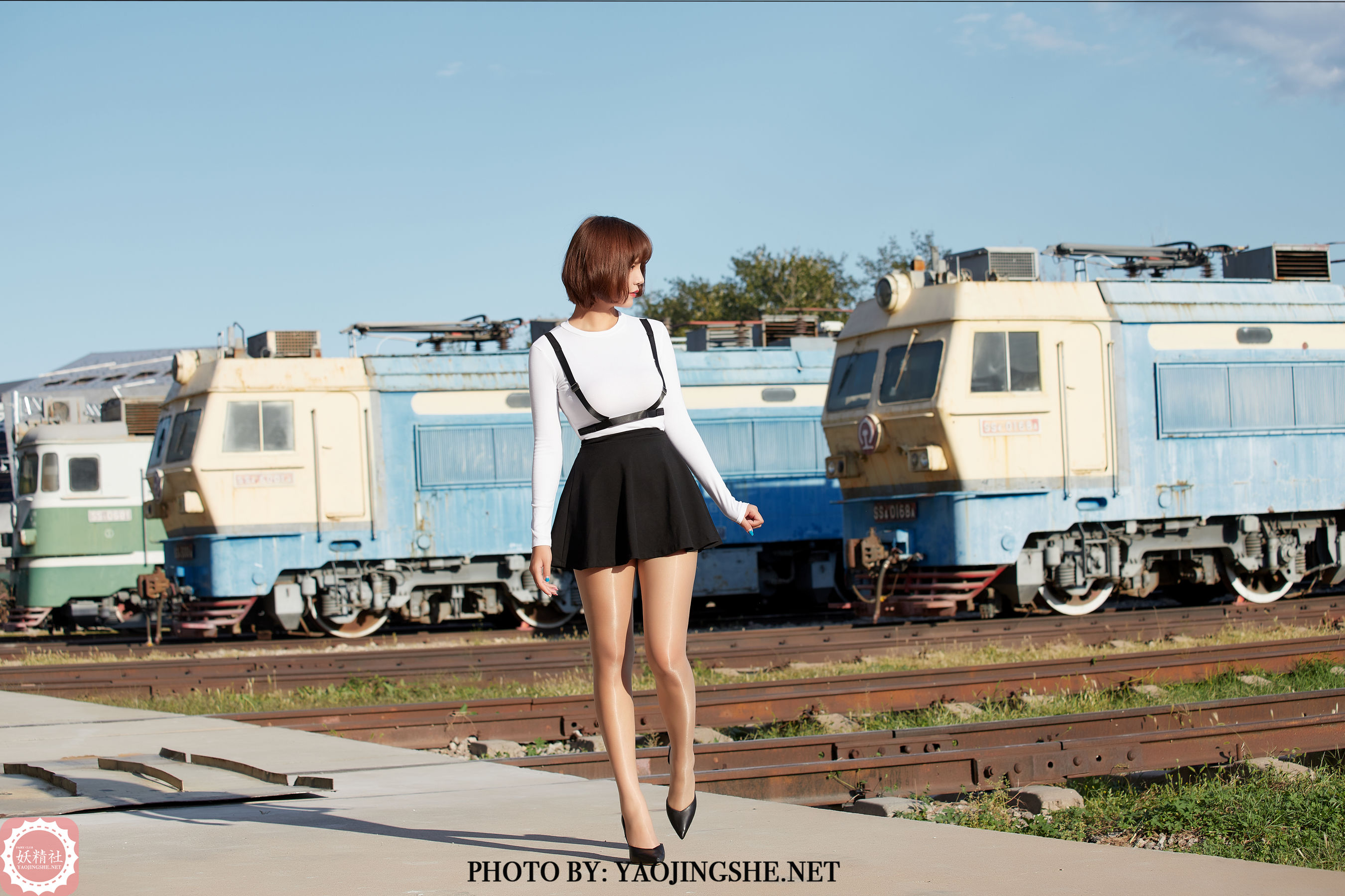 T2042 唐飞飞 逆光车站-图0