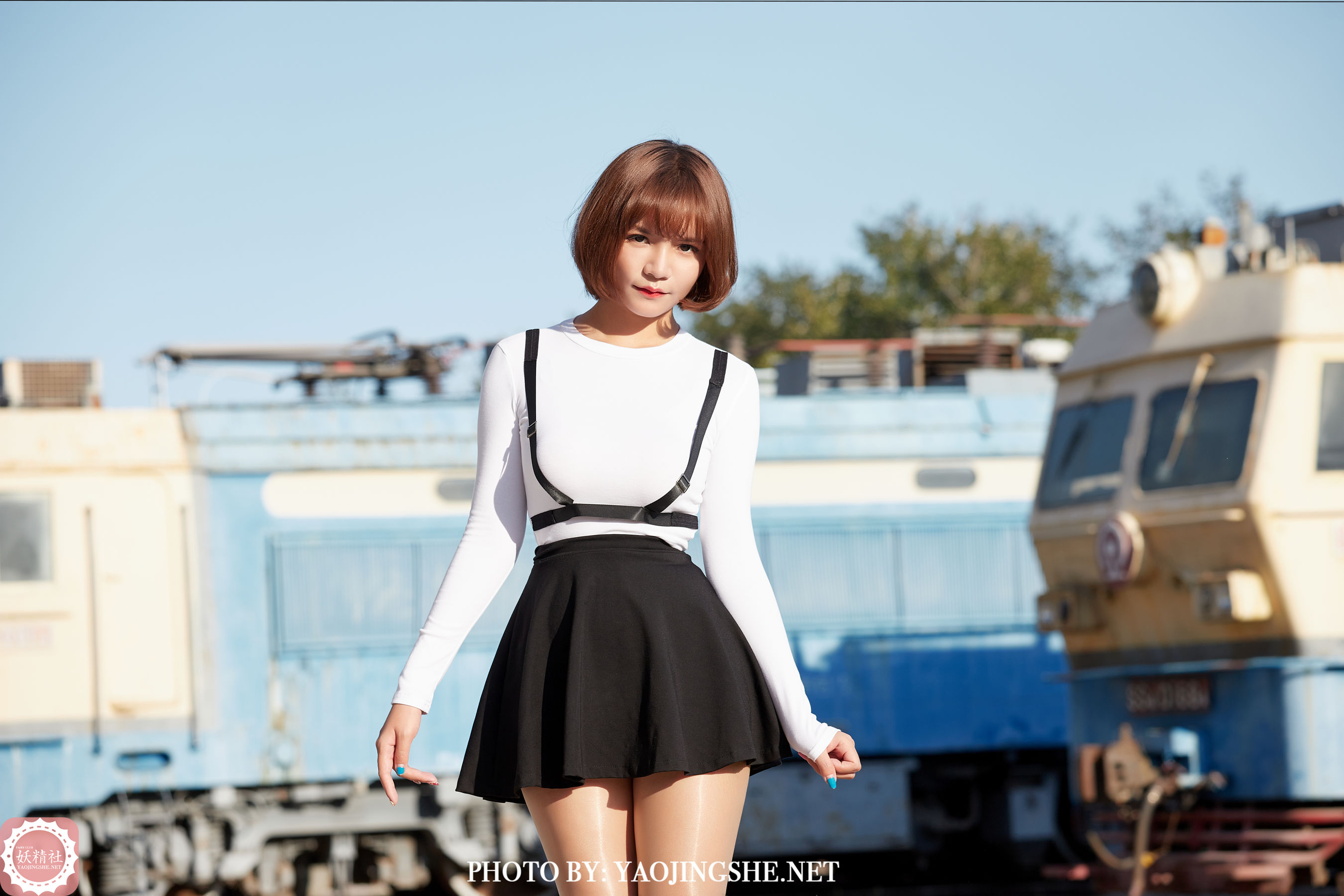 T2042 唐飞飞 逆光车站-图1