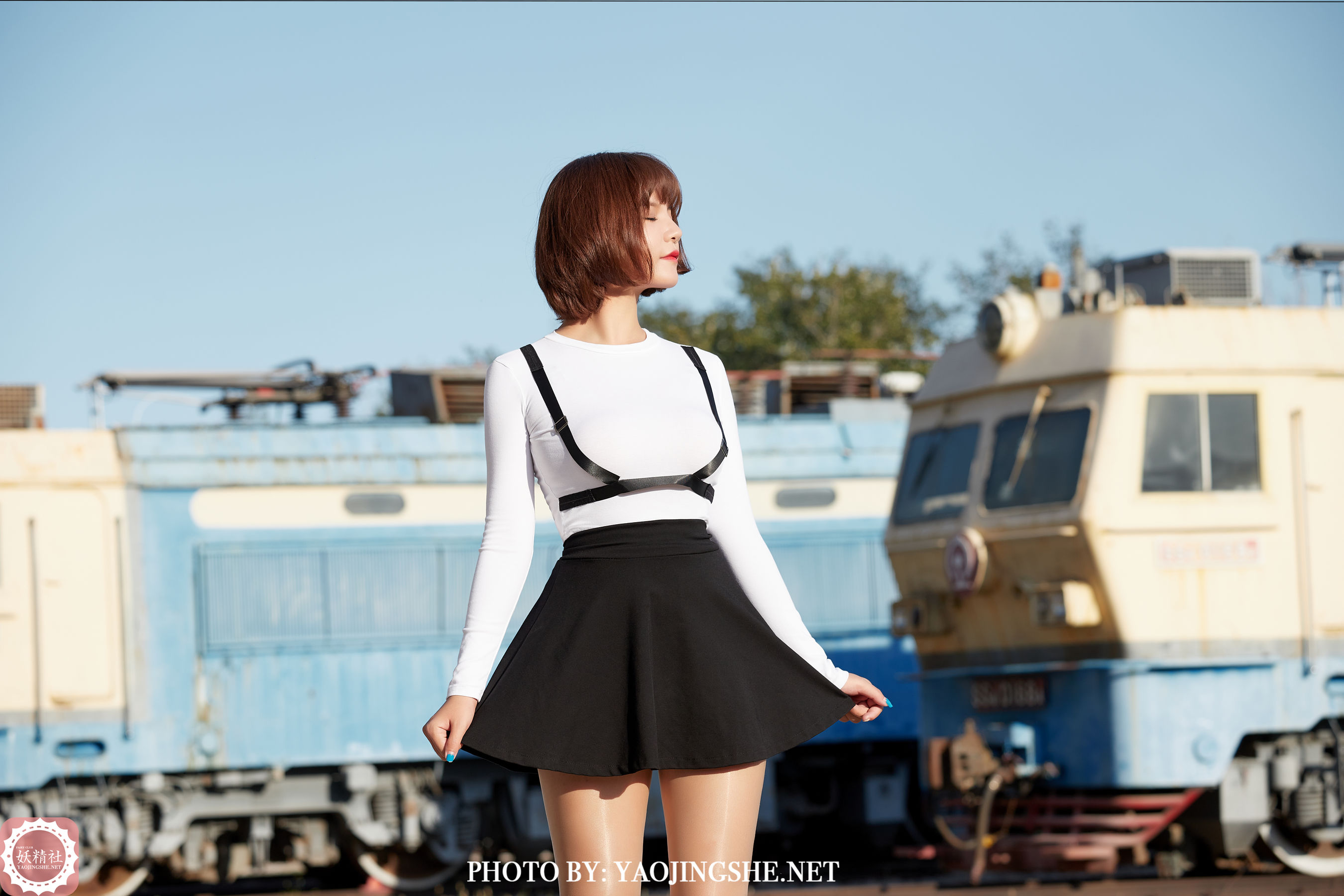 T2042 唐飞飞 逆光车站-图4