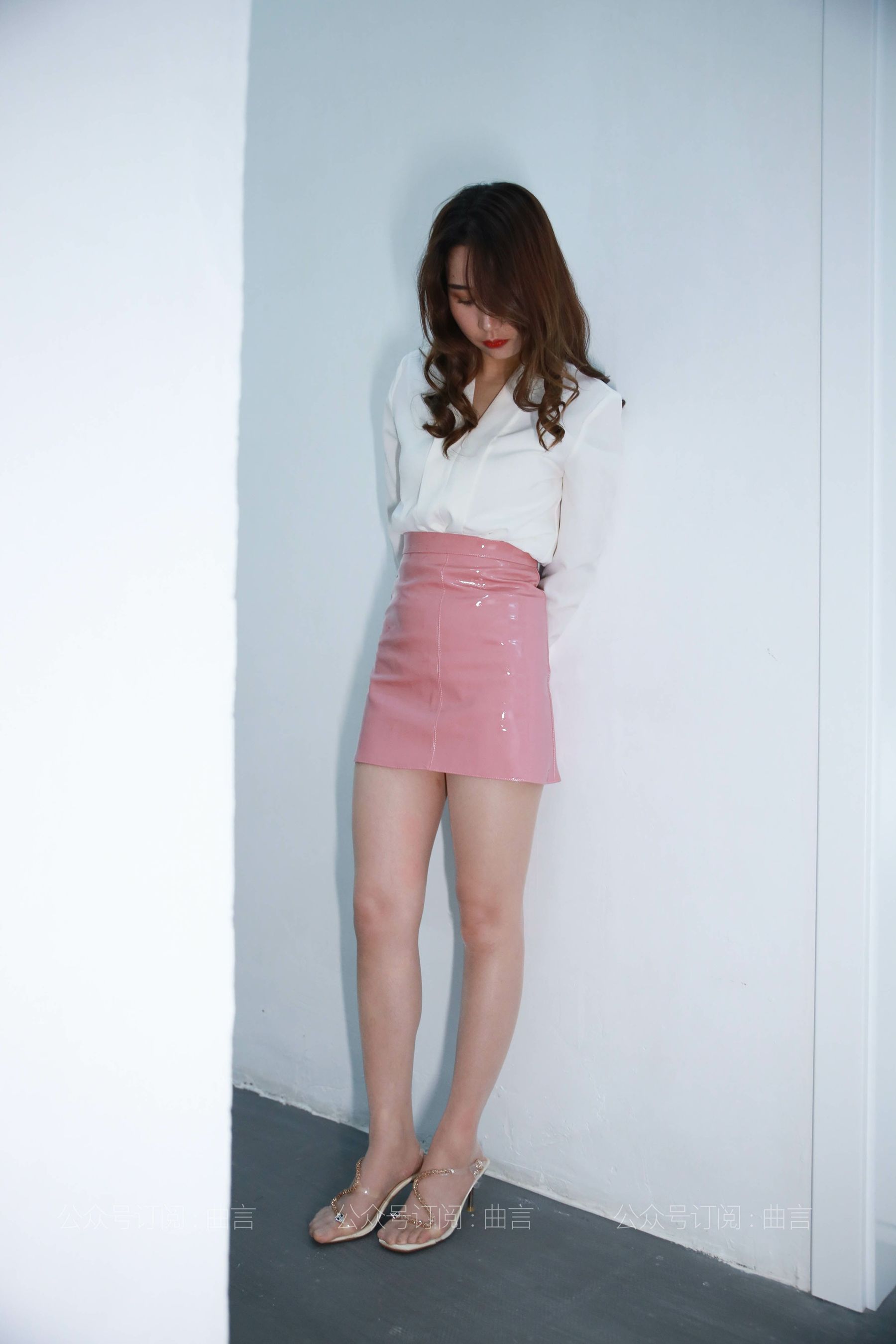 031 糖糖 在楼道休息放松-图0