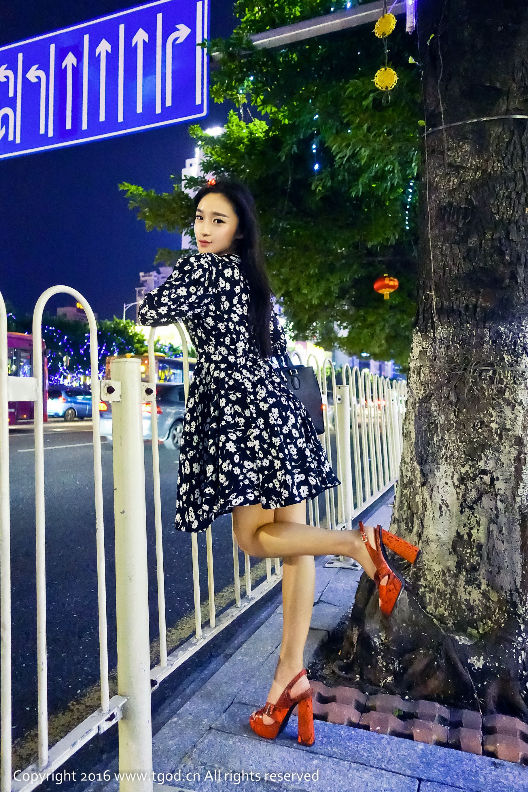 绮梦Cherish《街拍+女仆+浴室湿身》-图0
