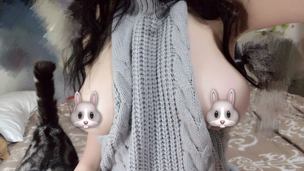 奶兔biubiu - 灰色毛衣-图1