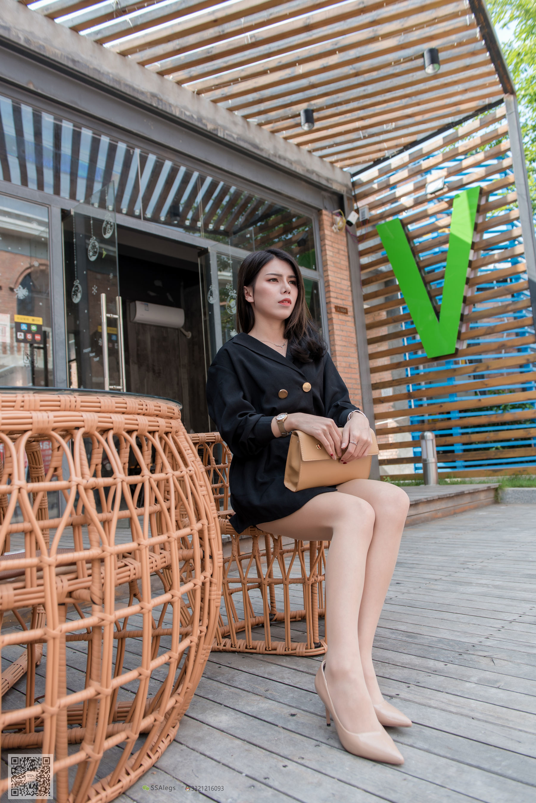 超清写真 No.024 高冷混血女王芷沫 肉丝街拍-图0