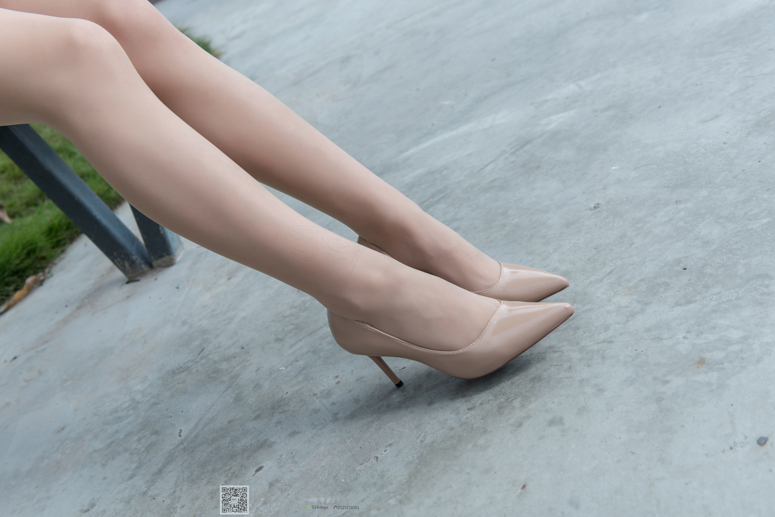 超清写真 No.024 高冷混血女王芷沫 肉丝街拍-图34