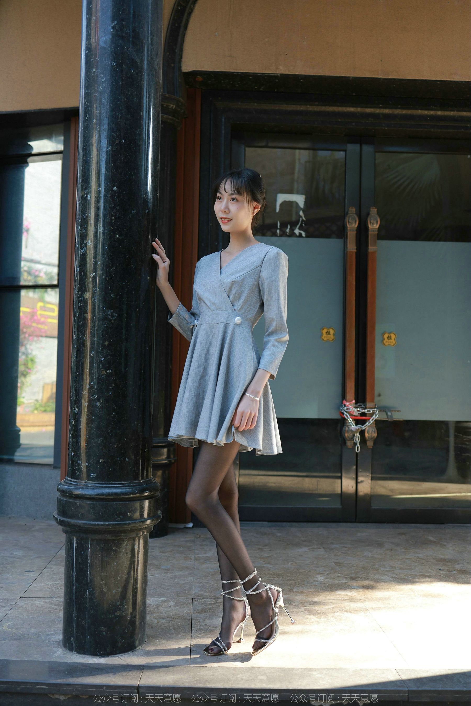 模特 团团 《暖阳下的黑色丝念》-图2