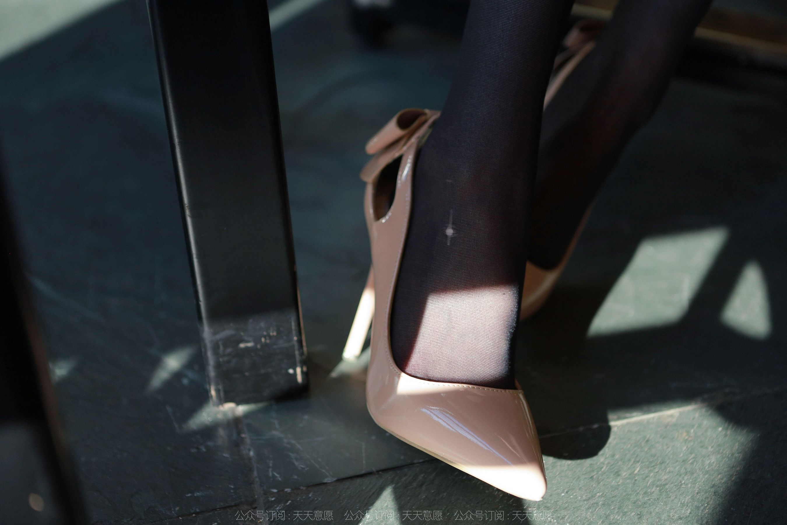 模特 团团 《阳光下的白裙长腿》-图17