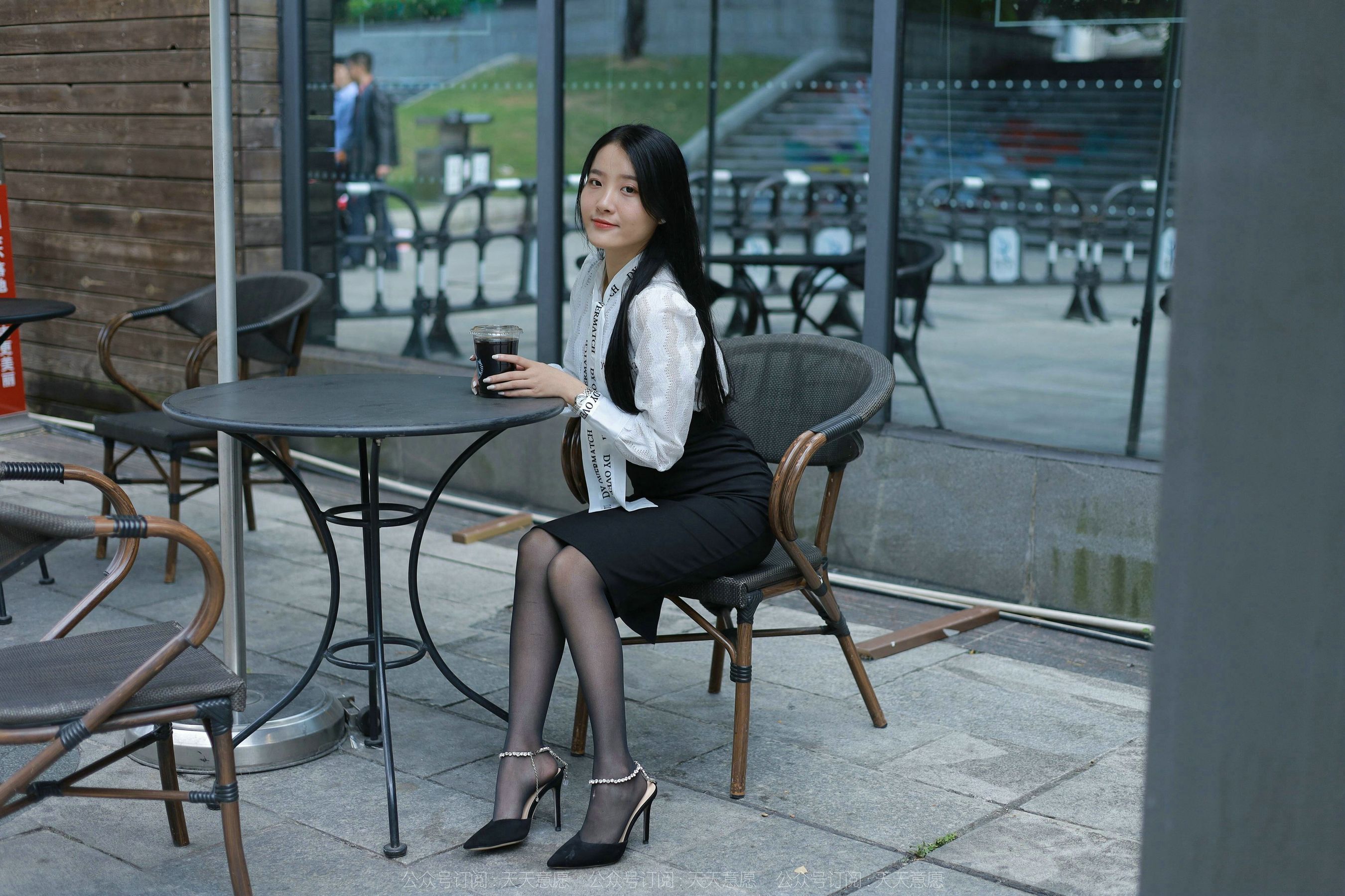 模特 婉萍 《性感OL窄裙》-图0