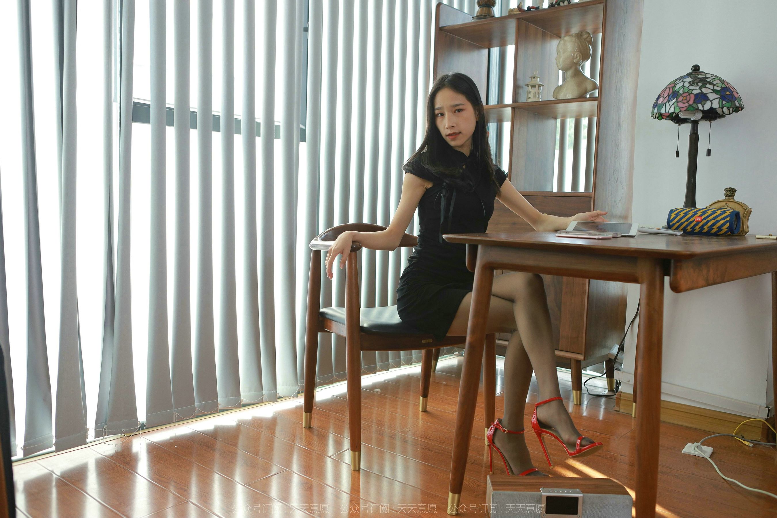 模特 美子 《办公桌下的红色》-图0