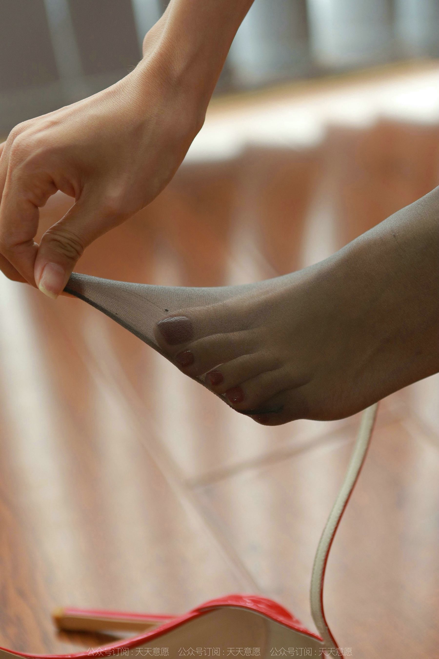 模特 美子 《办公桌下的红色》-图30