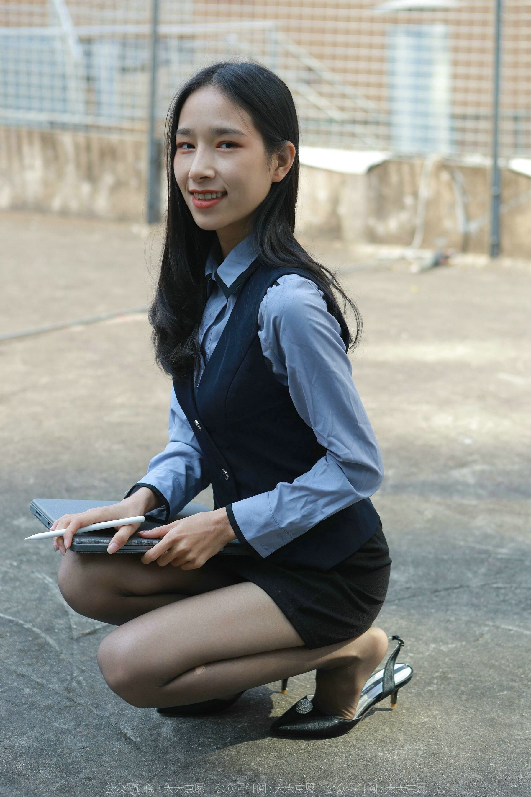 模特 美子 《职业包臀裙黑丝》-图3