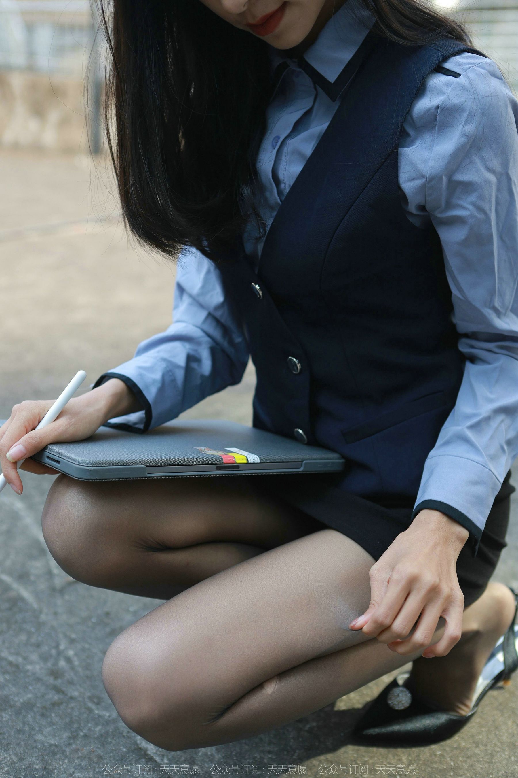 模特 美子 《职业包臀裙黑丝》-图4