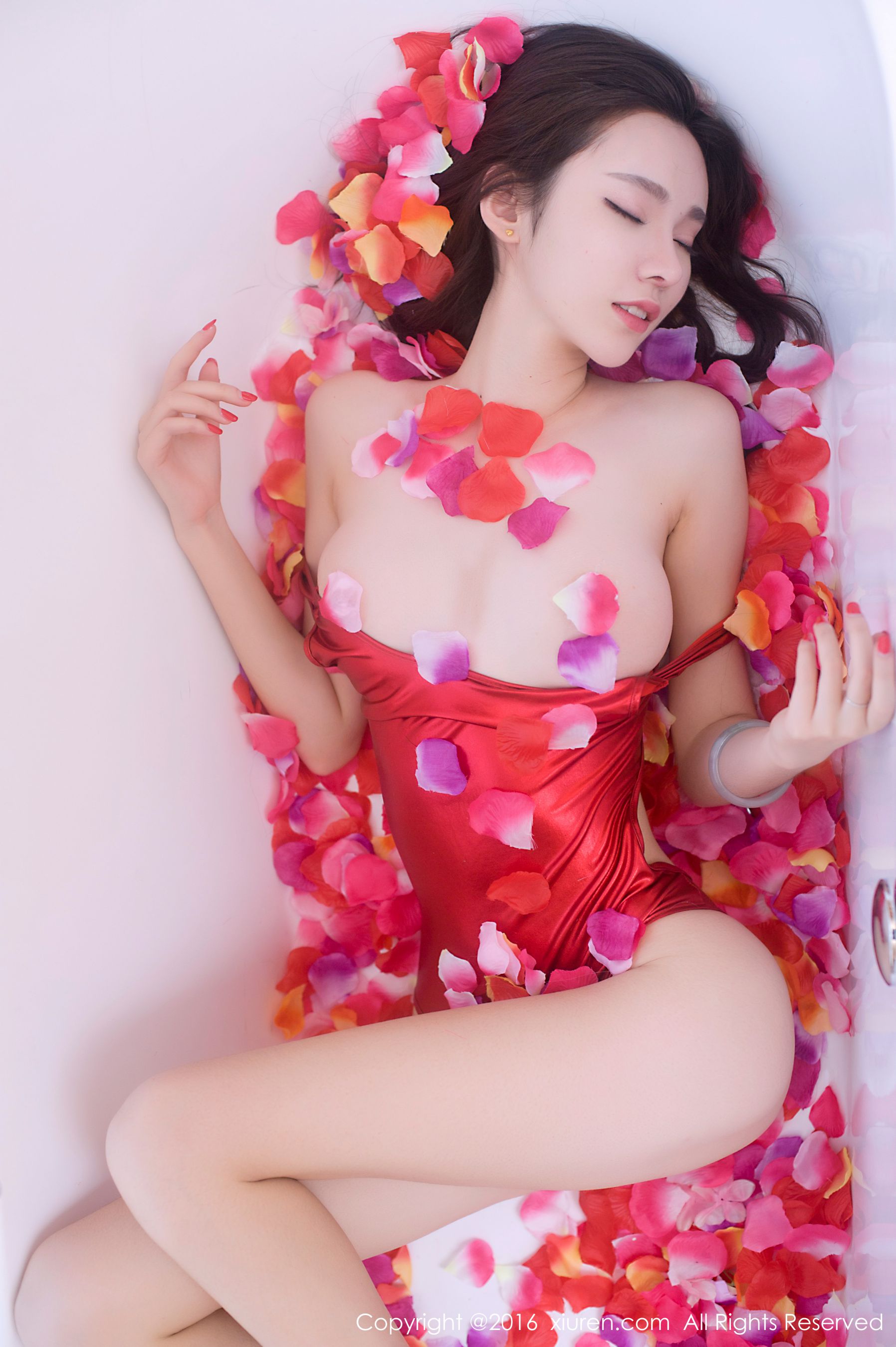 萌琪琪Irene《浴缸花瓣半裸诱惑、高叉猩红色连体比基尼》  No.625-图14