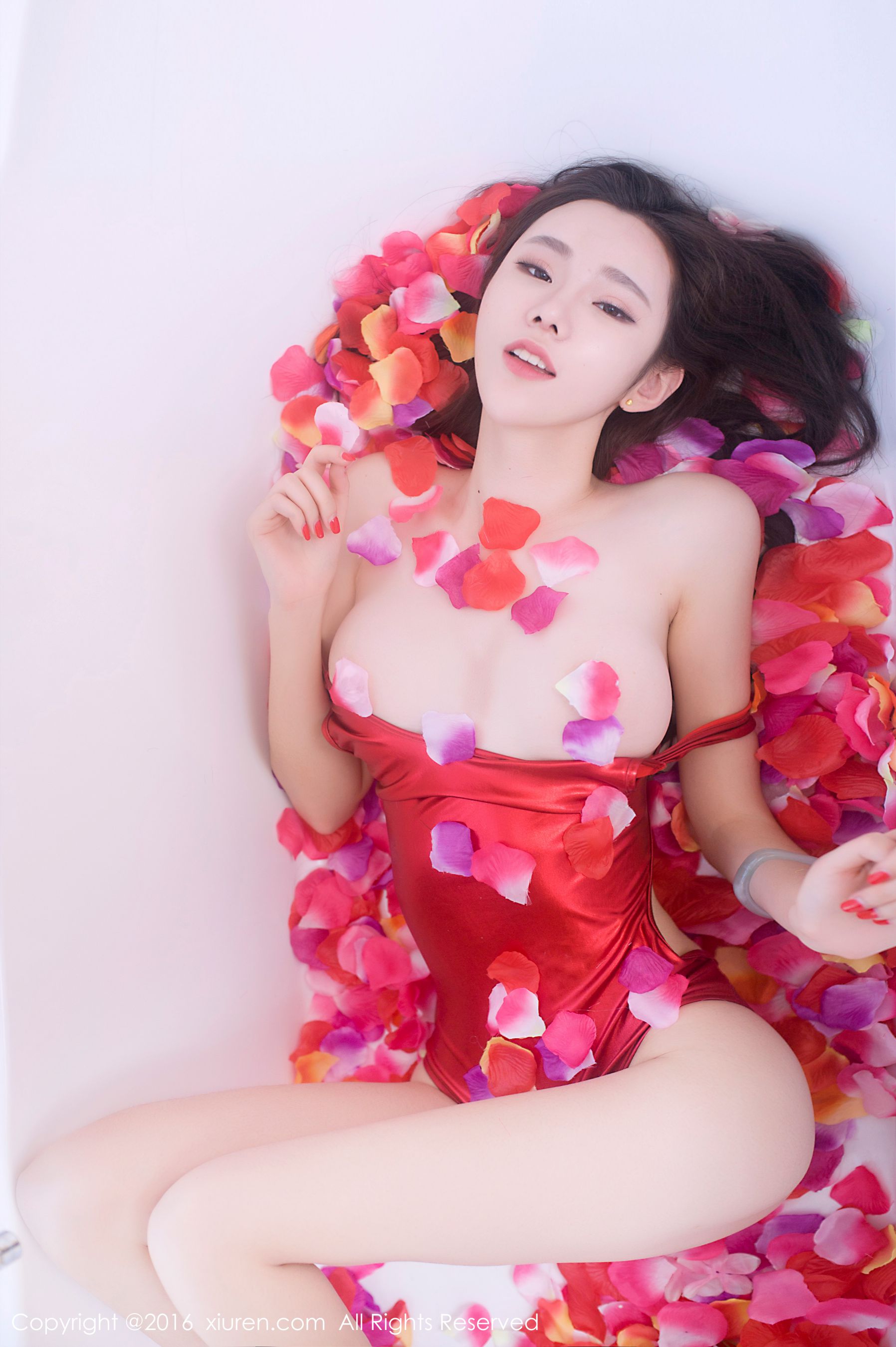萌琪琪Irene《浴缸花瓣半裸诱惑、高叉猩红色连体比基尼》  No.625-图18