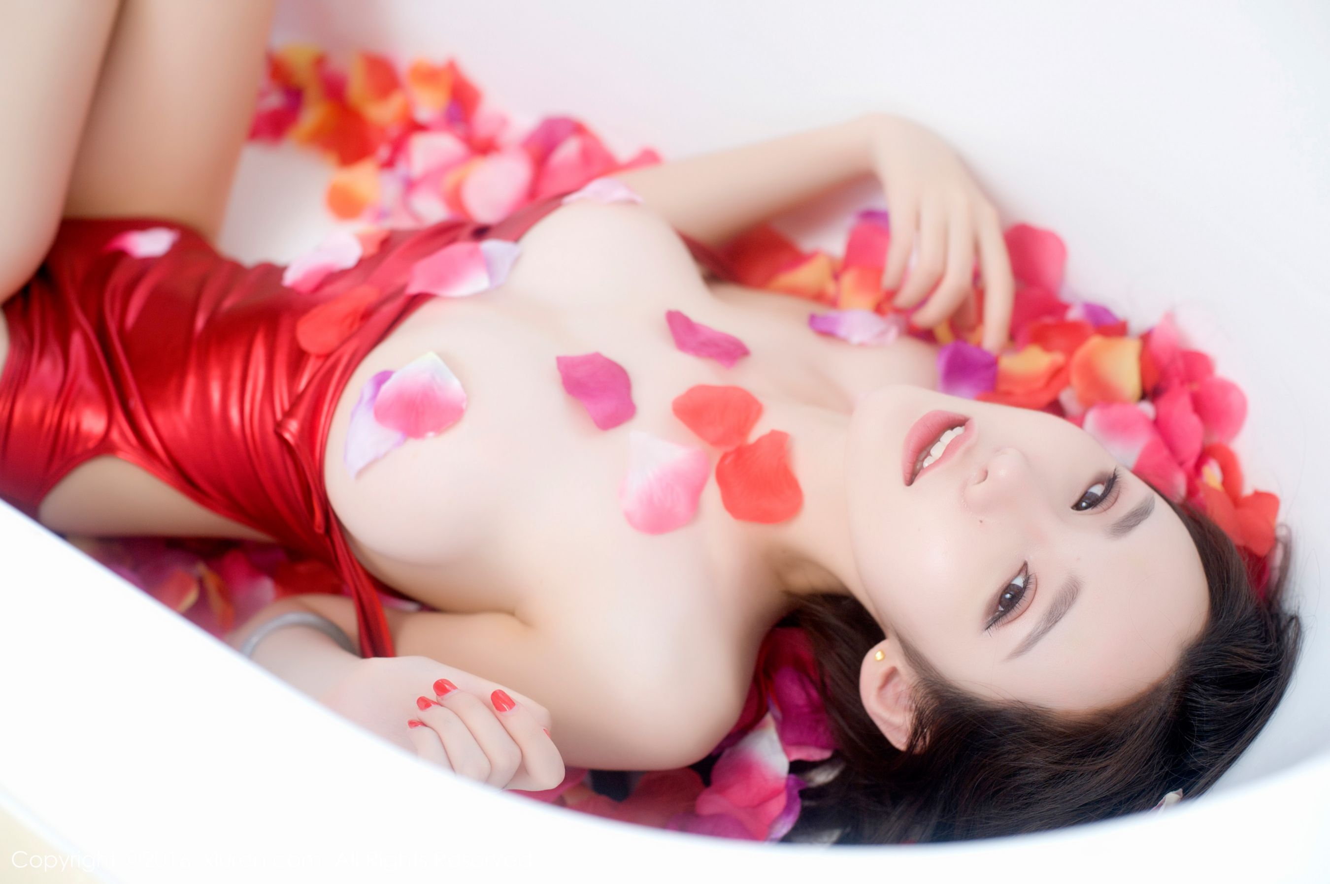 萌琪琪Irene《浴缸花瓣半裸诱惑、高叉猩红色连体比基尼》  No.625-图27