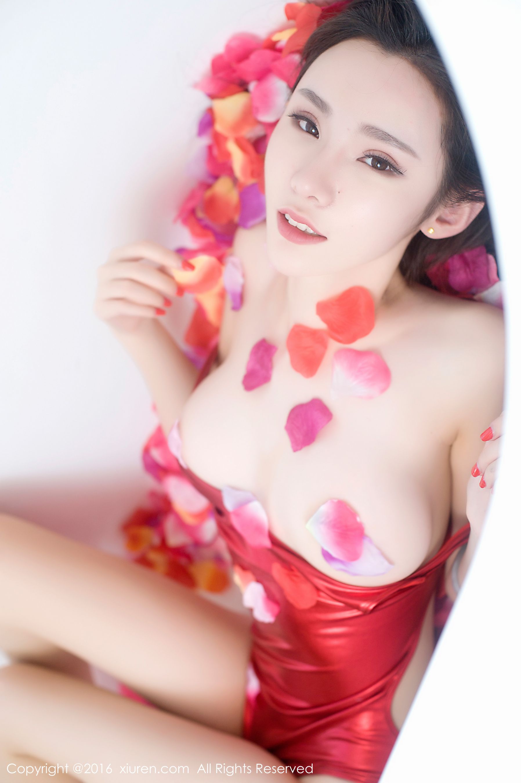 萌琪琪Irene《浴缸花瓣半裸诱惑、高叉猩红色连体比基尼》  No.625-图28