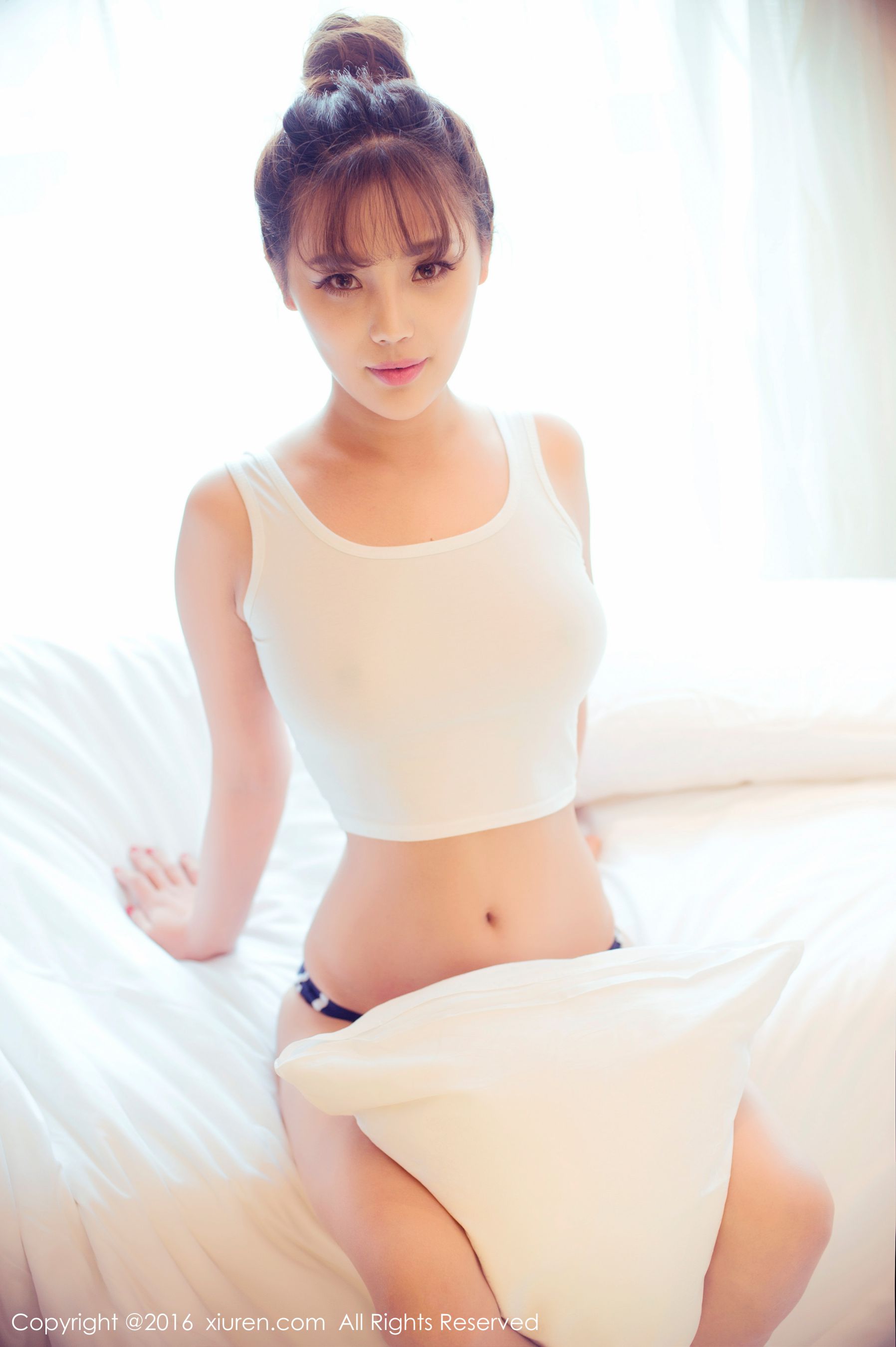 周予然《高叉泳衣、爆乳内衣、高跟美腿、白色超短工字背心装》  No.633-图0