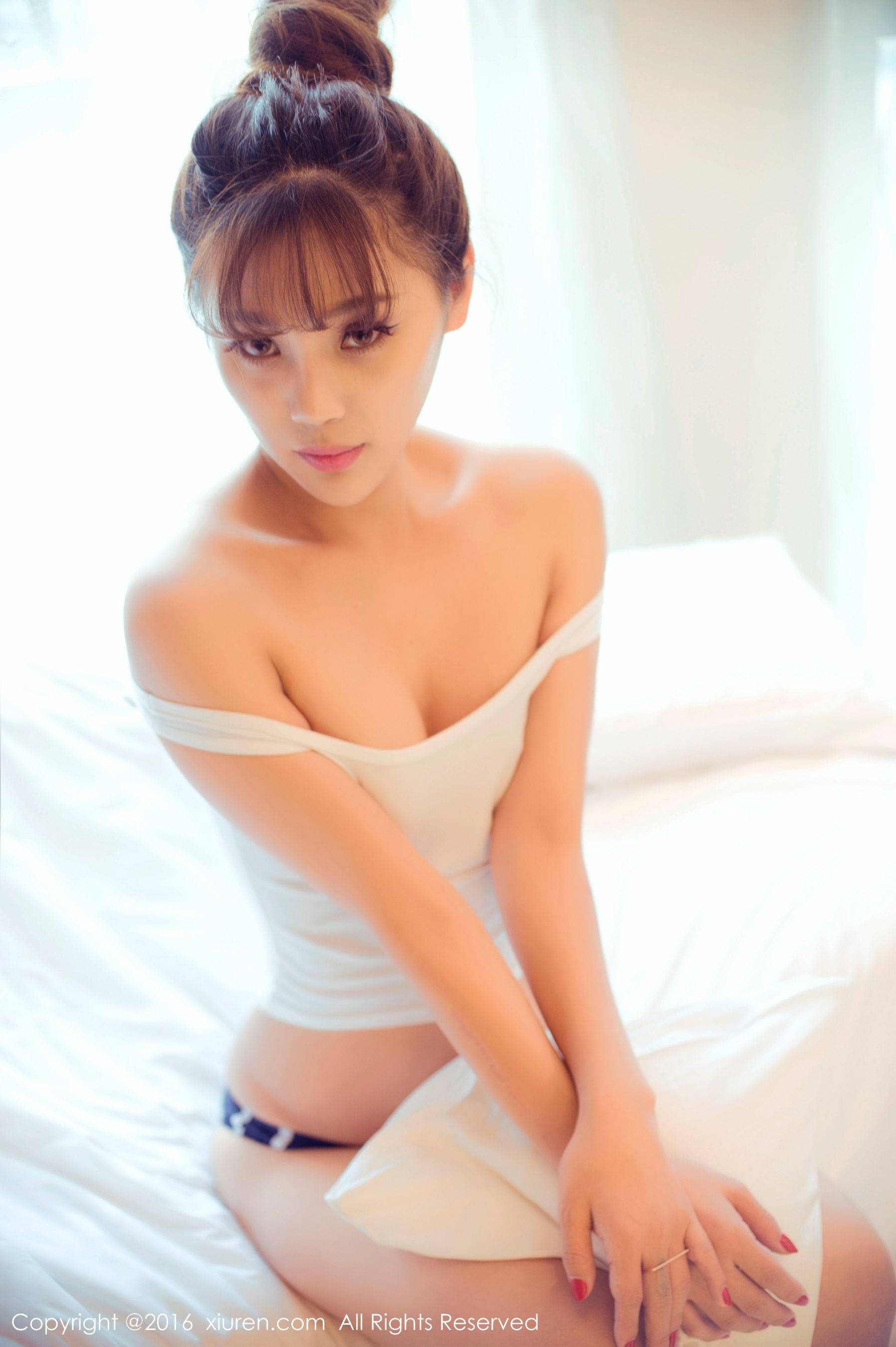 周予然《高叉泳衣、爆乳内衣、高跟美腿、白色超短工字背心装》  No.633-图11