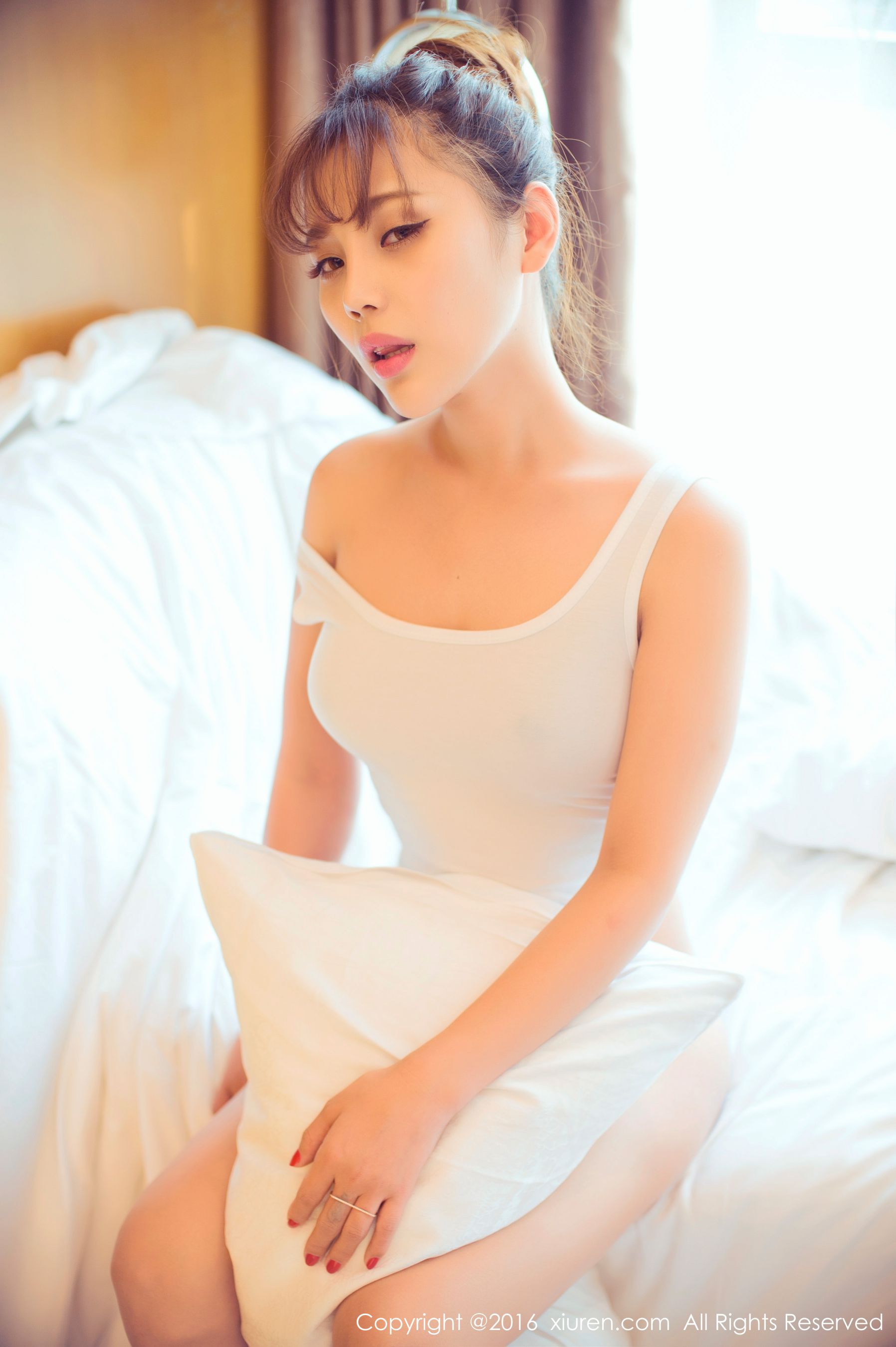 周予然《高叉泳衣、爆乳内衣、高跟美腿、白色超短工字背心装》  No.633-图5