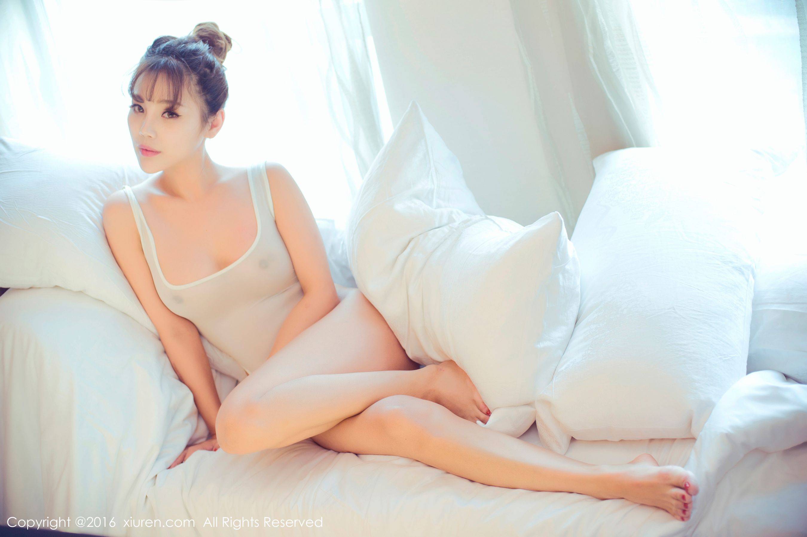 周予然《高叉泳衣、爆乳内衣、高跟美腿、白色超短工字背心装》  No.633-图61