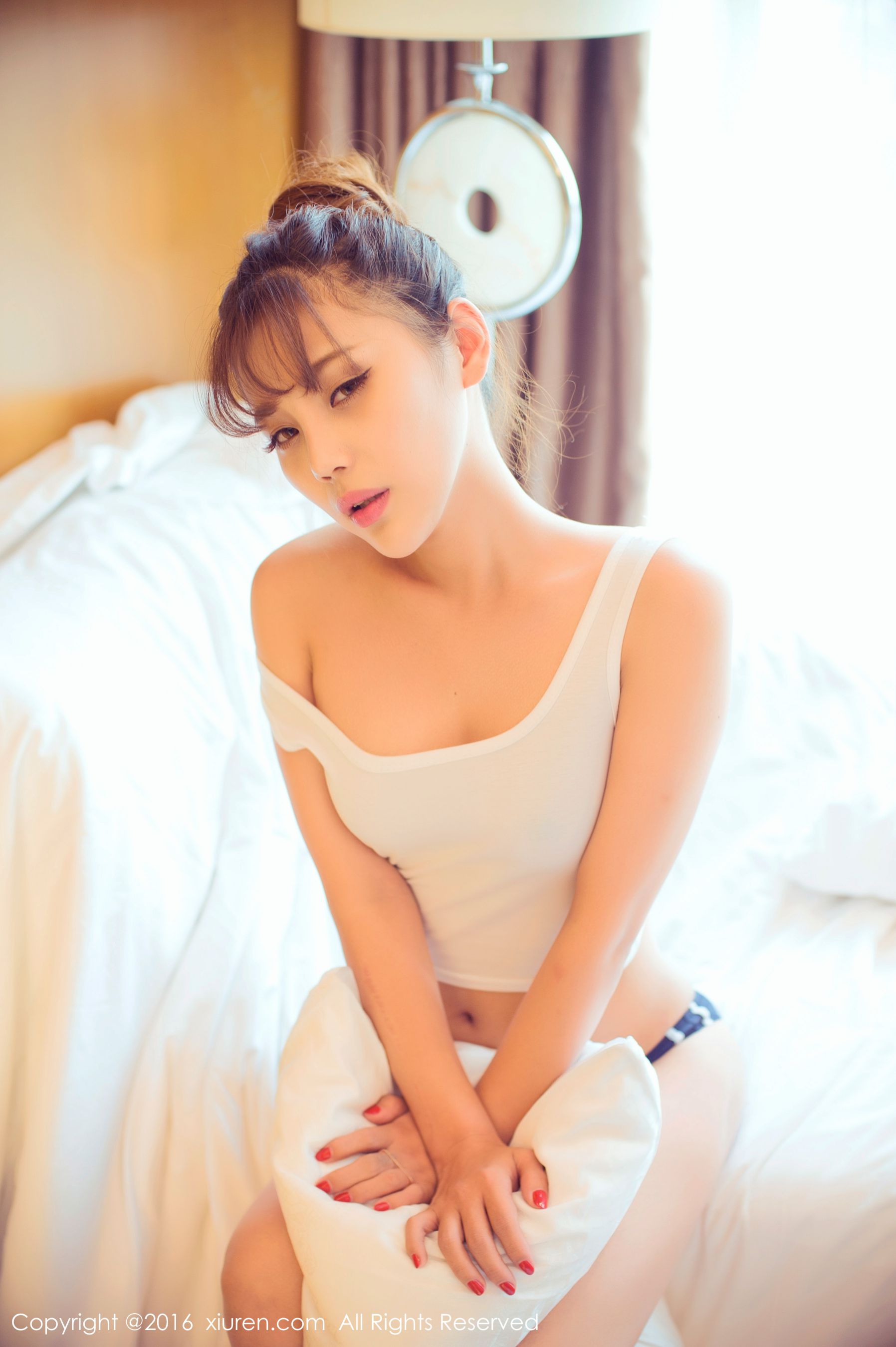 周予然《高叉泳衣、爆乳内衣、高跟美腿、白色超短工字背心装》  No.633-图6