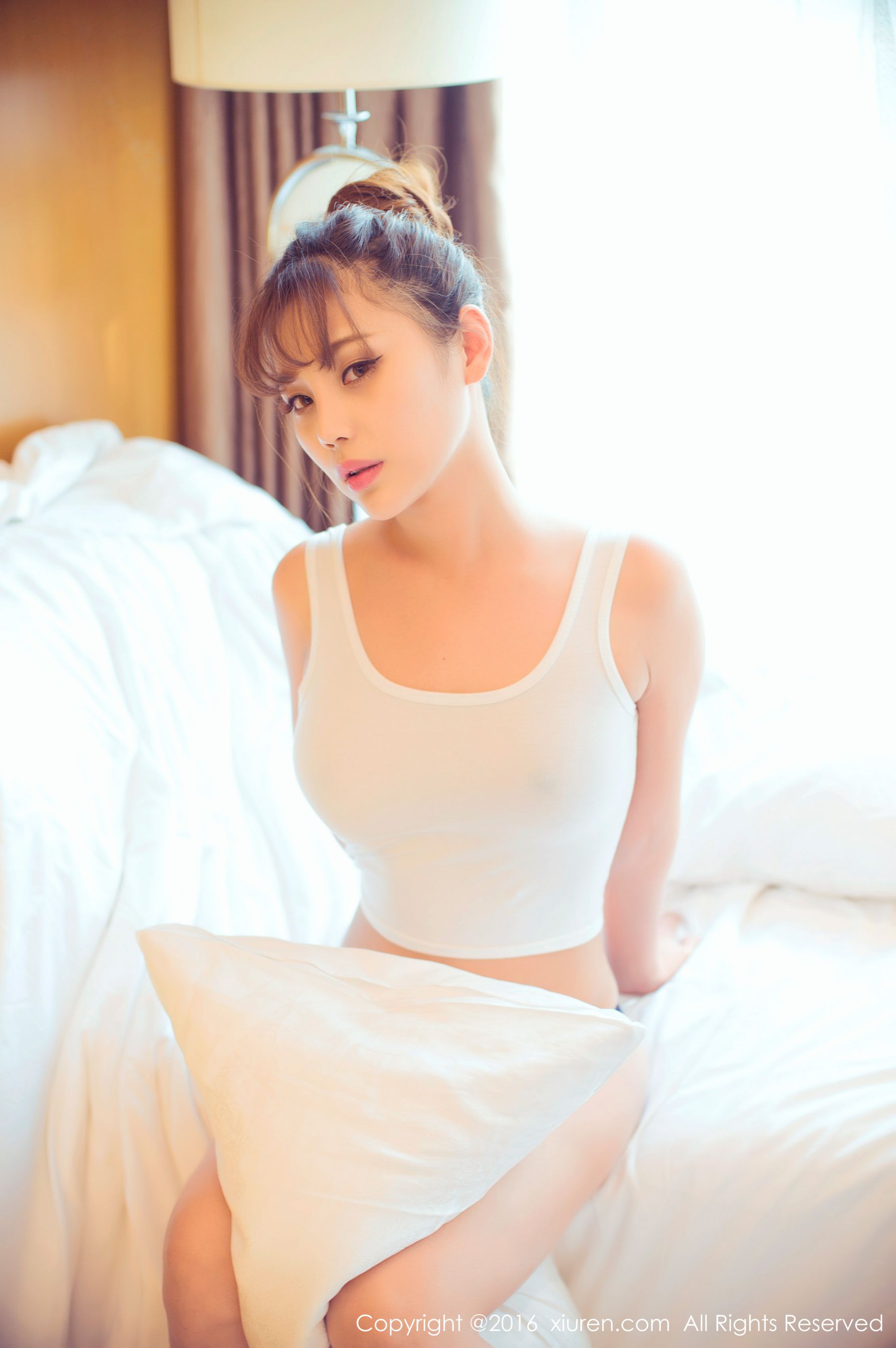 周予然《高叉泳衣、爆乳内衣、高跟美腿、白色超短工字背心装》  No.633-图7