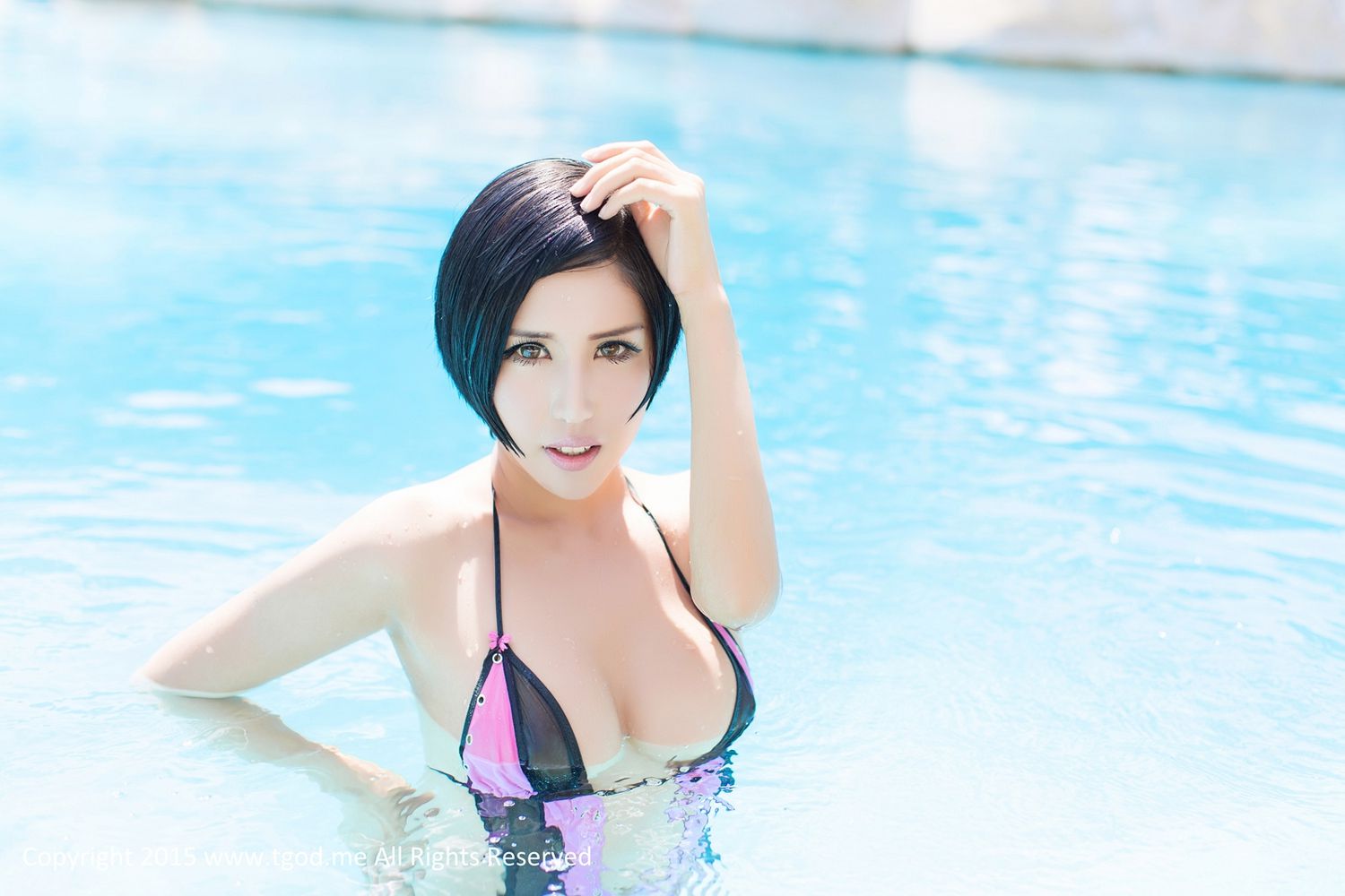 魅惑女神娜依灵儿《这位护士有点冷》  写真集-图2