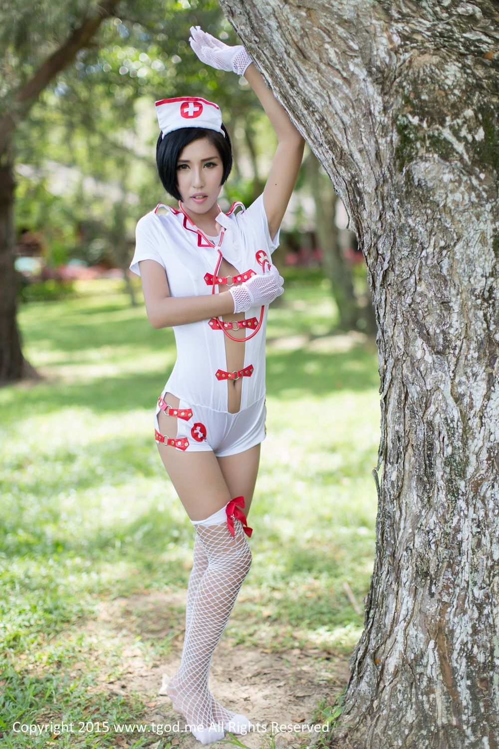 魅惑女神娜依灵儿《这位护士有点冷》  写真集-图32