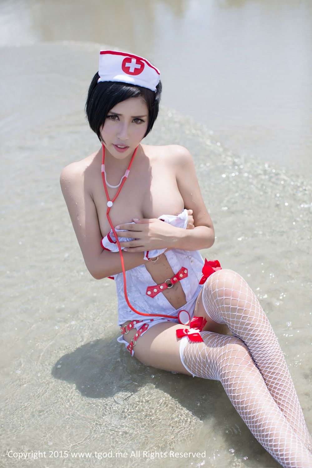 魅惑女神娜依灵儿《这位护士有点冷》  写真集-图48