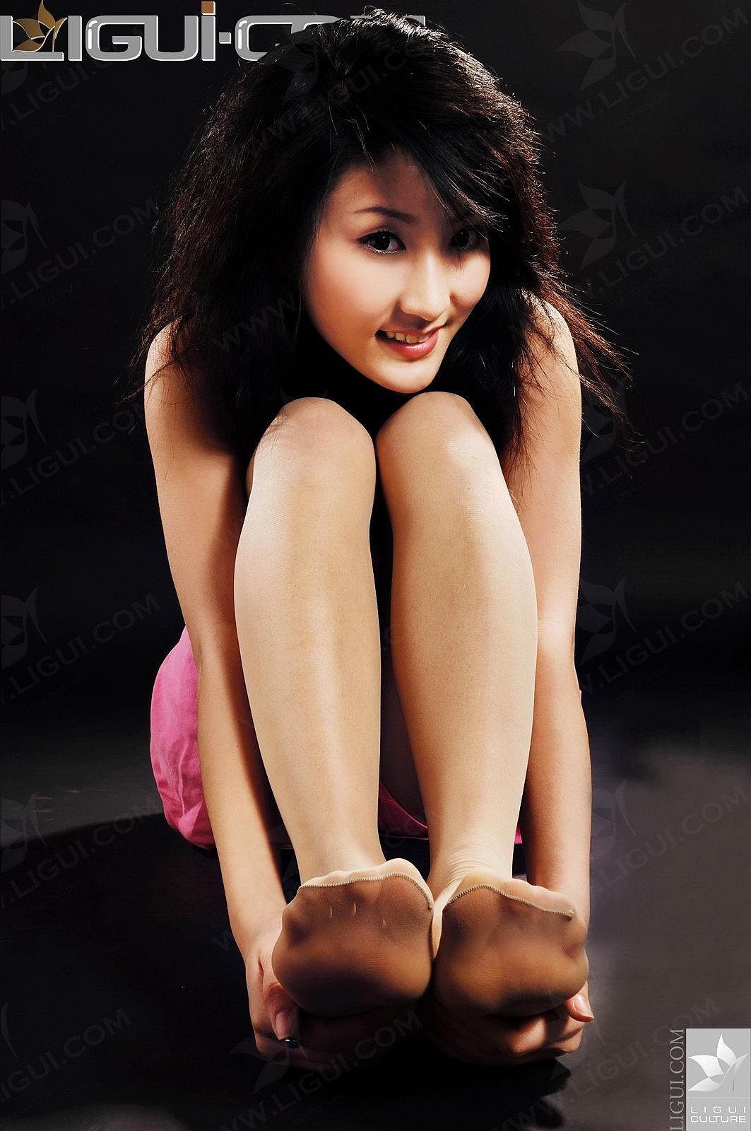 Model 陈佳崎《拜倒粉红榴裙》 丝足写真图片-图9