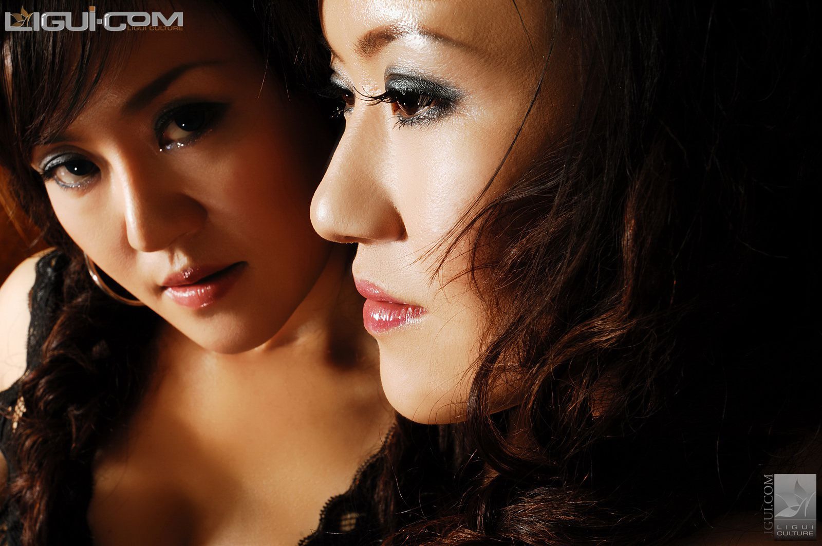 Model 琪淇姐妹《记忆里的橙黄沙发》  丝足写真图片-图29