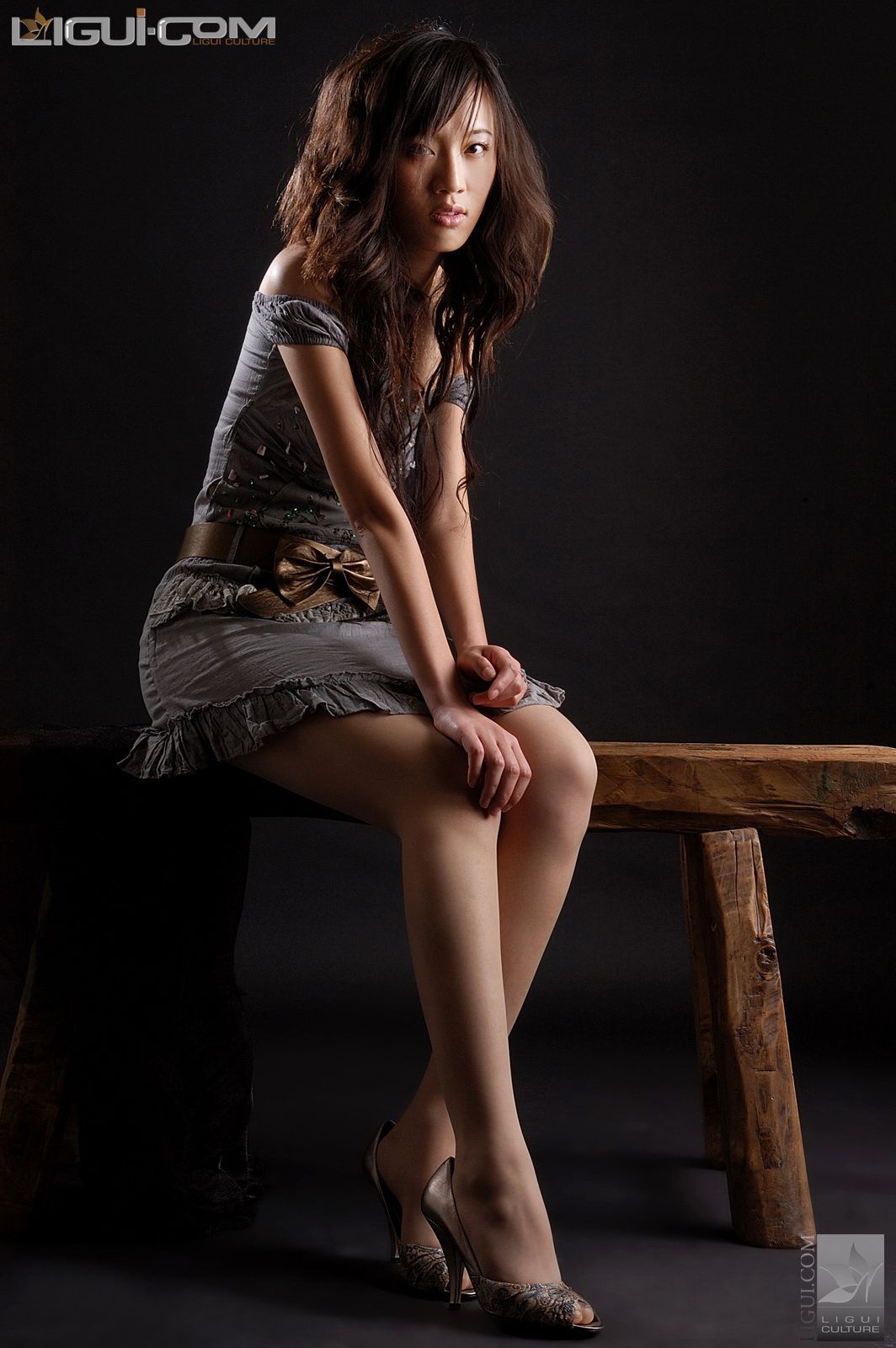 Model 王昕《伊人独坐美眸迷离》   丝足写真图片-图1
