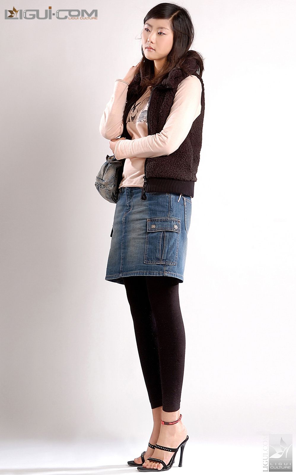 Model 张迪《牛仔短裙玩飘逸》  美腿玉足写真图片-图0