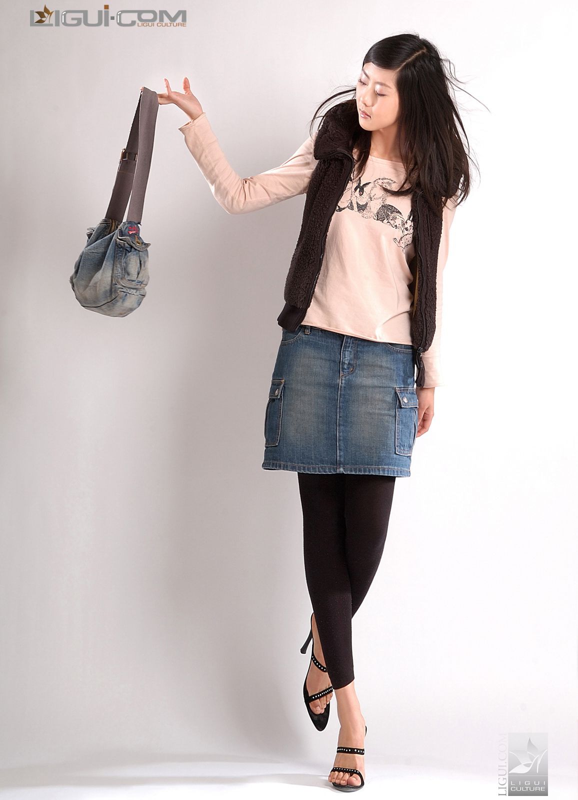 Model 张迪《牛仔短裙玩飘逸》  美腿玉足写真图片-图9