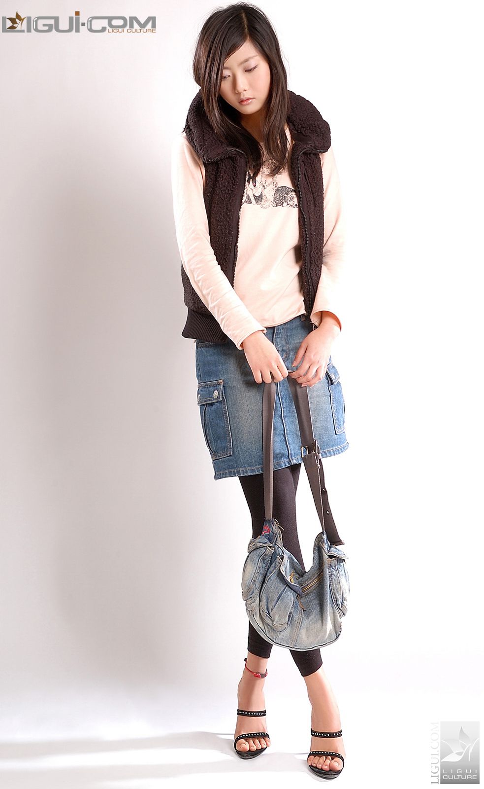 Model 张迪《牛仔短裙玩飘逸》  美腿玉足写真图片-图1