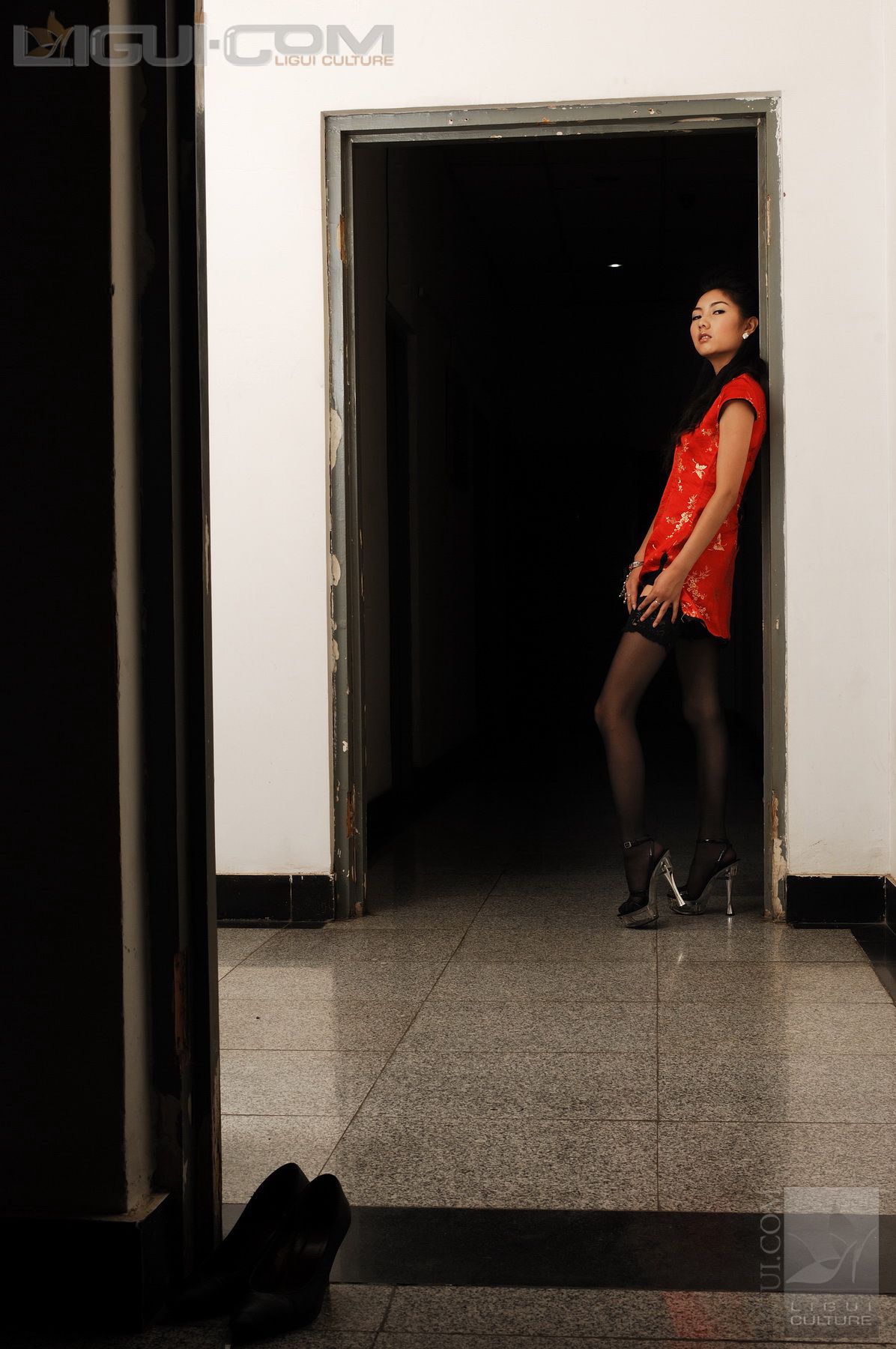 Model 丝丝《电梯口的黑丝高跟》  丝足写真图片-图9