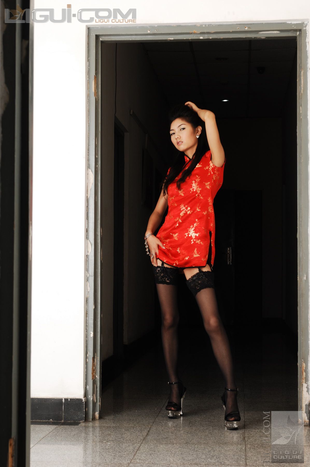 Model 丝丝《电梯口的黑丝高跟》  丝足写真图片-图11