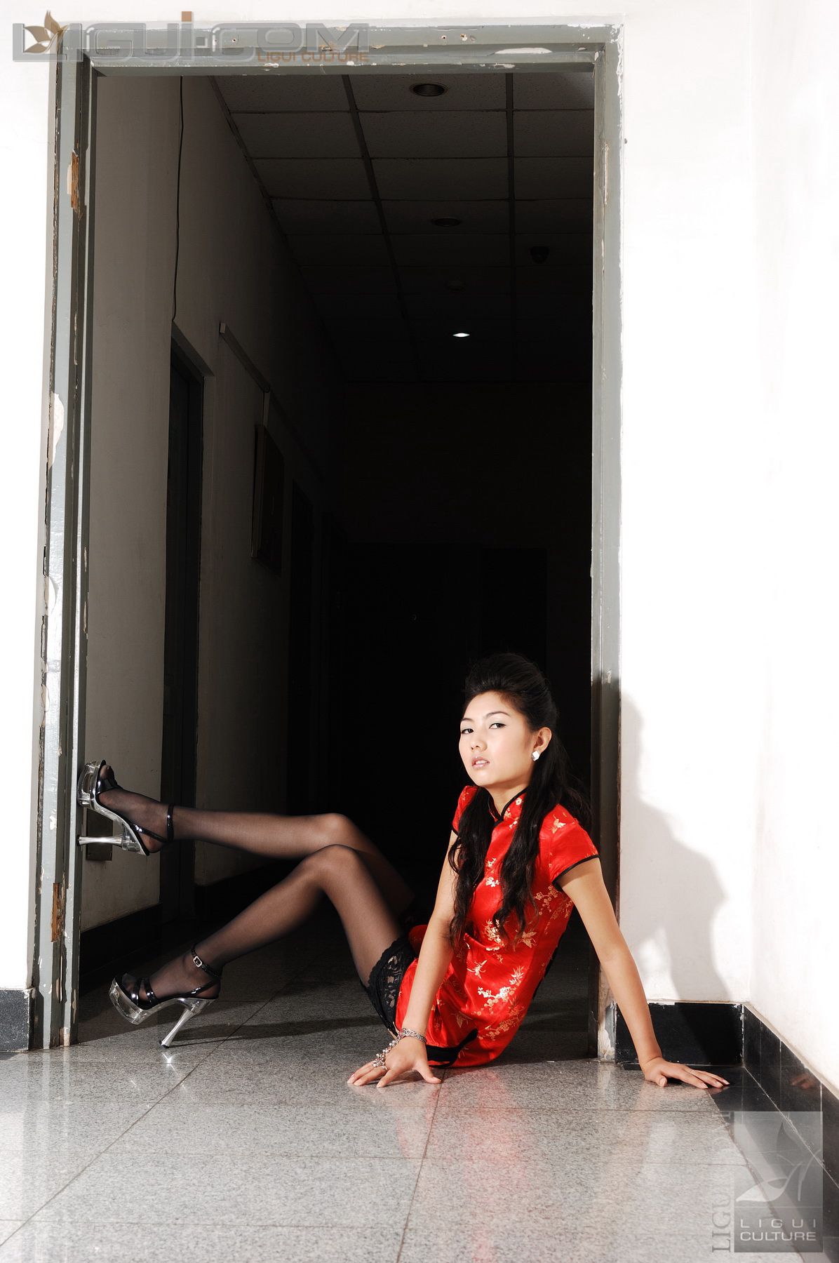 Model 丝丝《电梯口的黑丝高跟》  丝足写真图片-图13